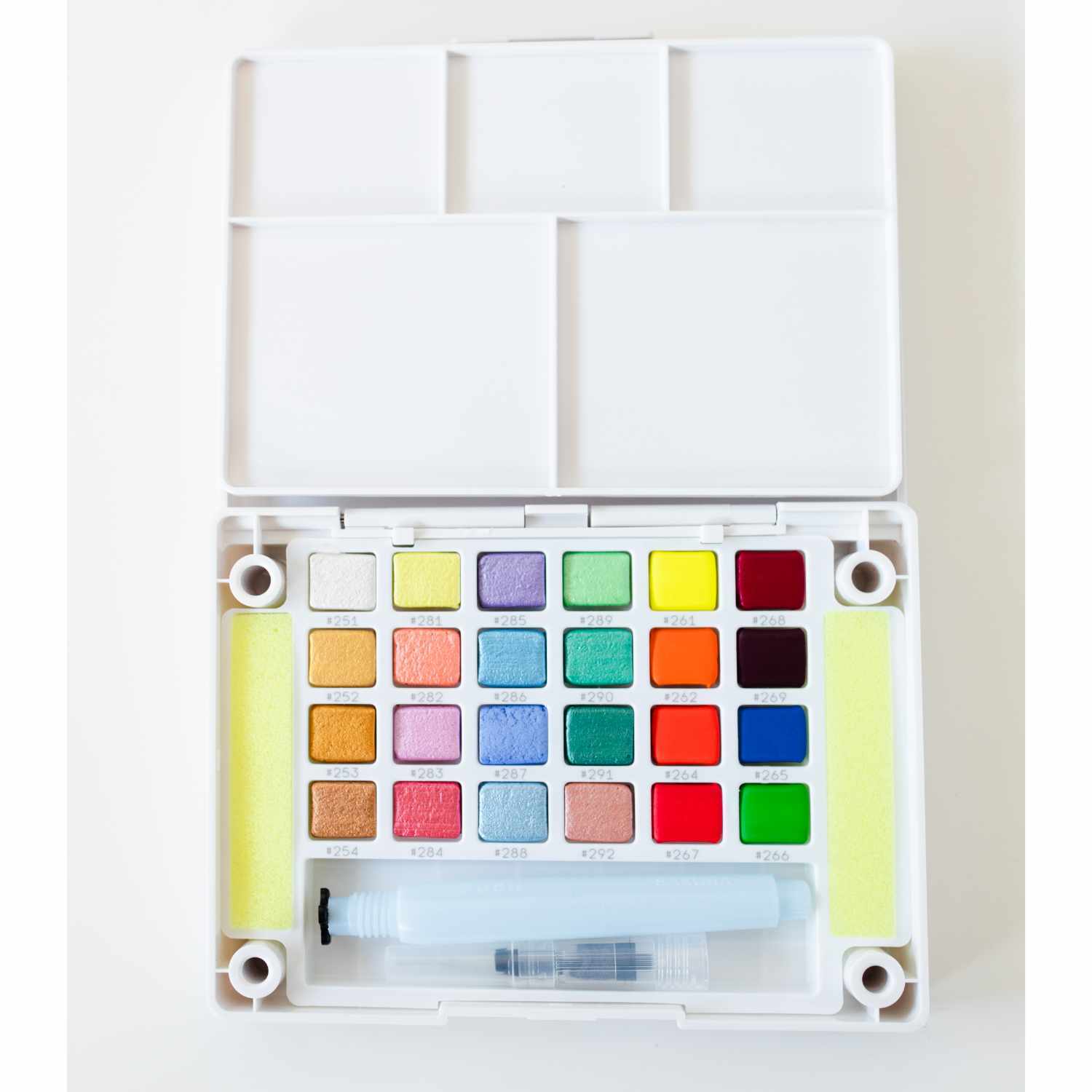 Water Color Sketchbox mit 24 Farben von Koi. Geöffnete Box mit vielfältigen Aquarellfarben und Pinsel. Ideal für kreative Kunstprojekte.