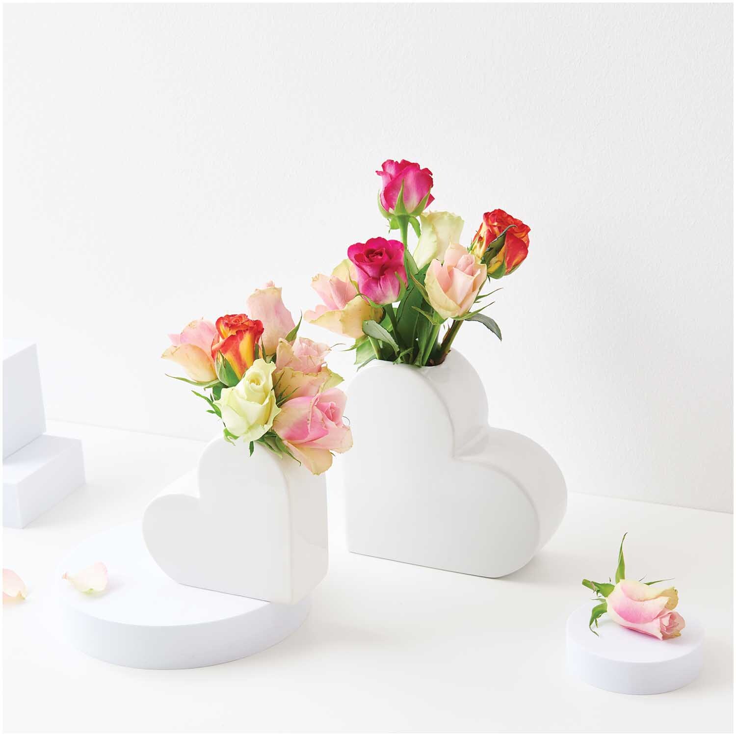 Keramik Vase Herz klein von Rico Design in Herzform, gefüllt mit bunten Blumen auf weißem Hintergrund.