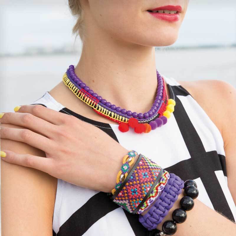 Armband zum Besticken 23x3cm in bunten Farben, getragen von Frau mit passendem Schmuck.