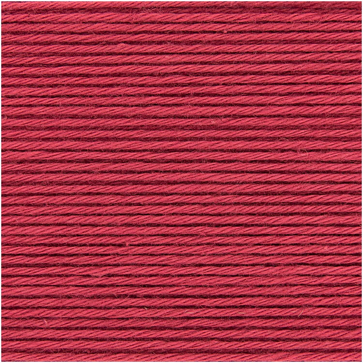 Rico Baby Cotton Soft dk in Himbeere von Rico Design, Nahaufnahme von weicher, gleichmäßiger Strickwolle.