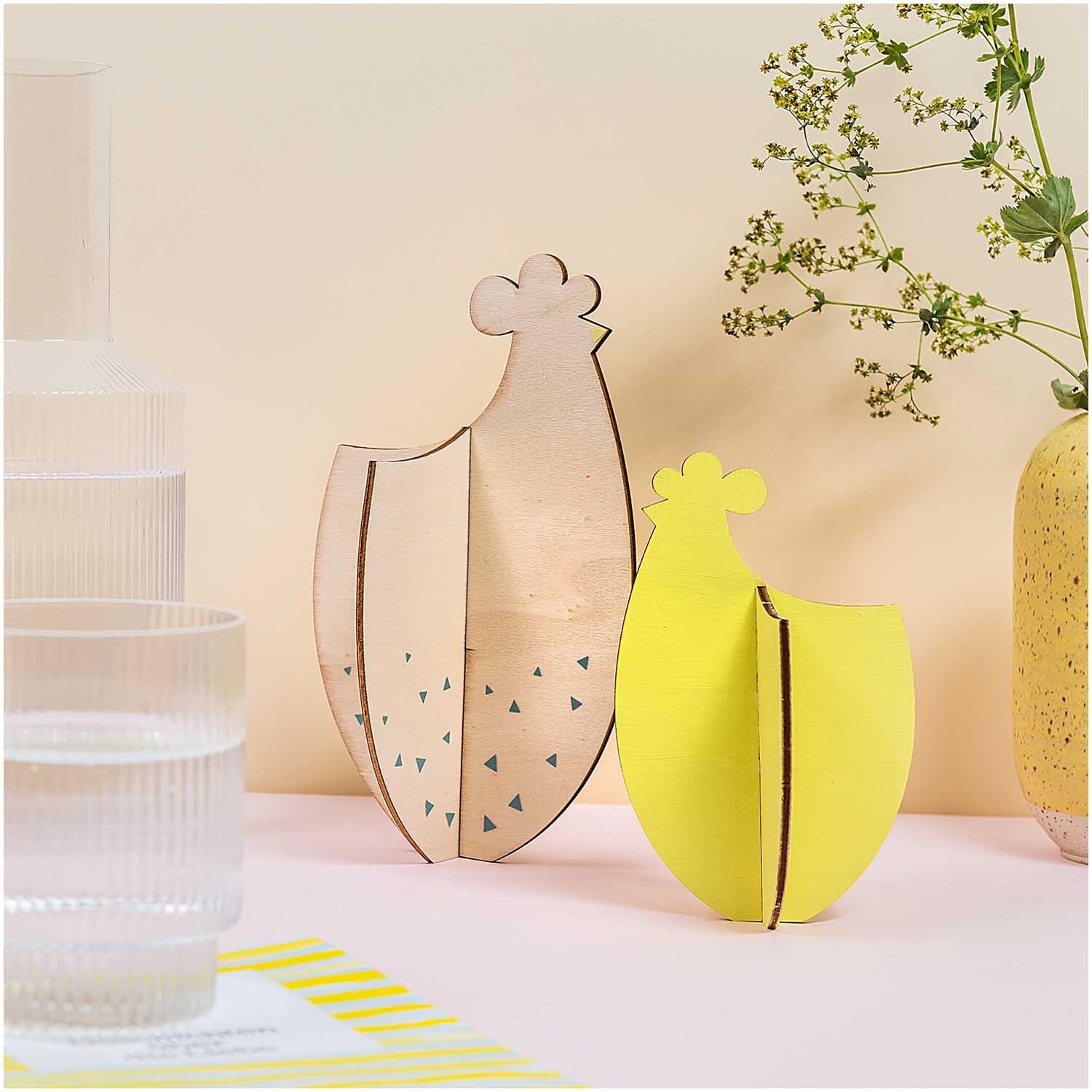 Steckhühner 2 Stück: Dekorative Hühnerfiguren in Braun und Gelb, ideal für moderne Wohnräume.