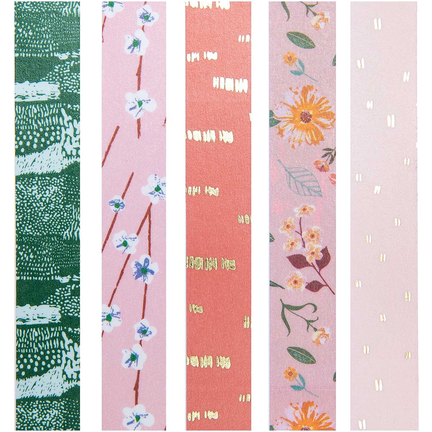 Paper Poetry Tape Set Blumen, 5-teilig, zeigt verschiedene florale Muster in sanften Farben. Ideal für kreative Bastelprojekte und Dekorationen.
