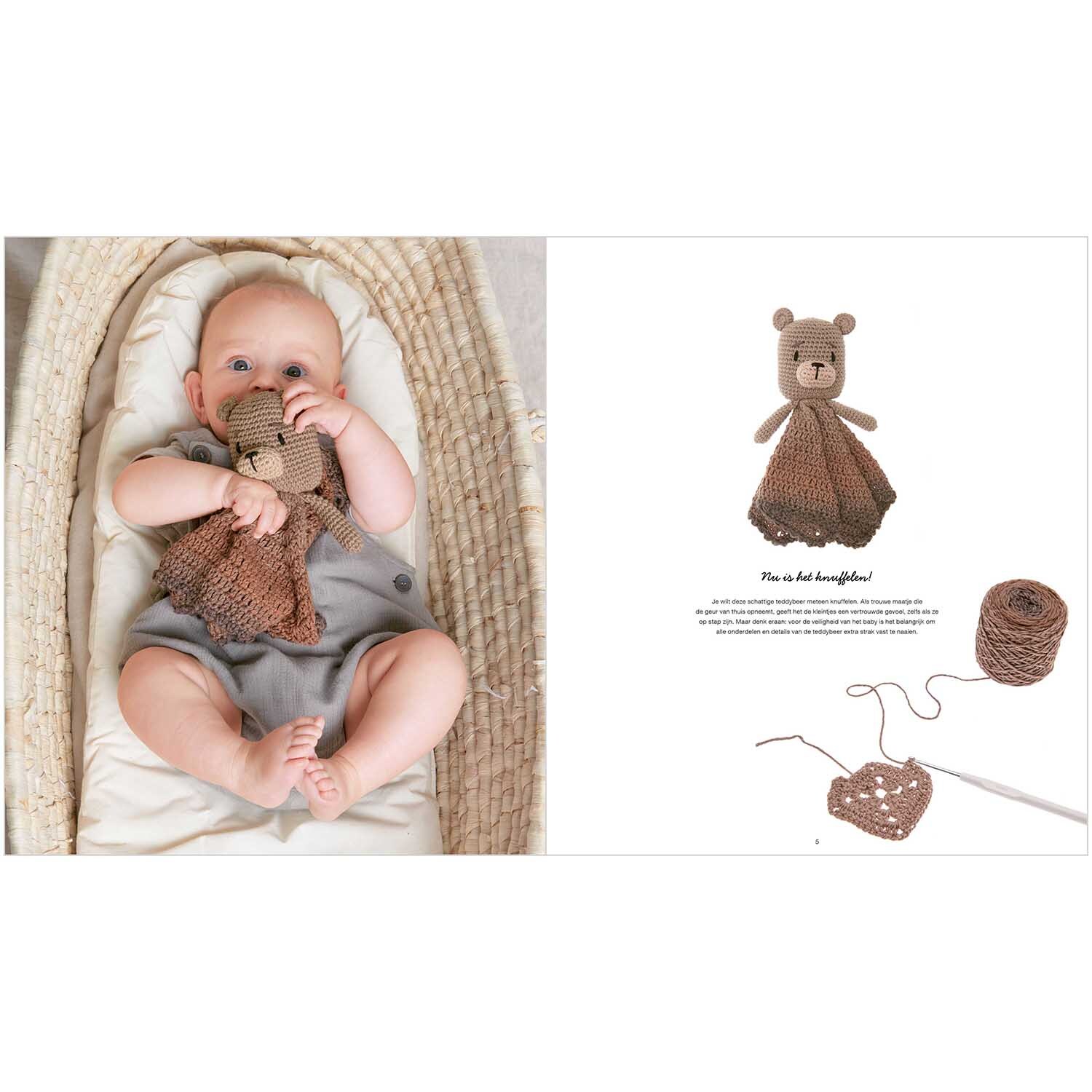 Ricorumi Baby Blankies niederländisch: Ein Baby hält ein gestricktes Kuscheltuch in Braun von Rico Design.
