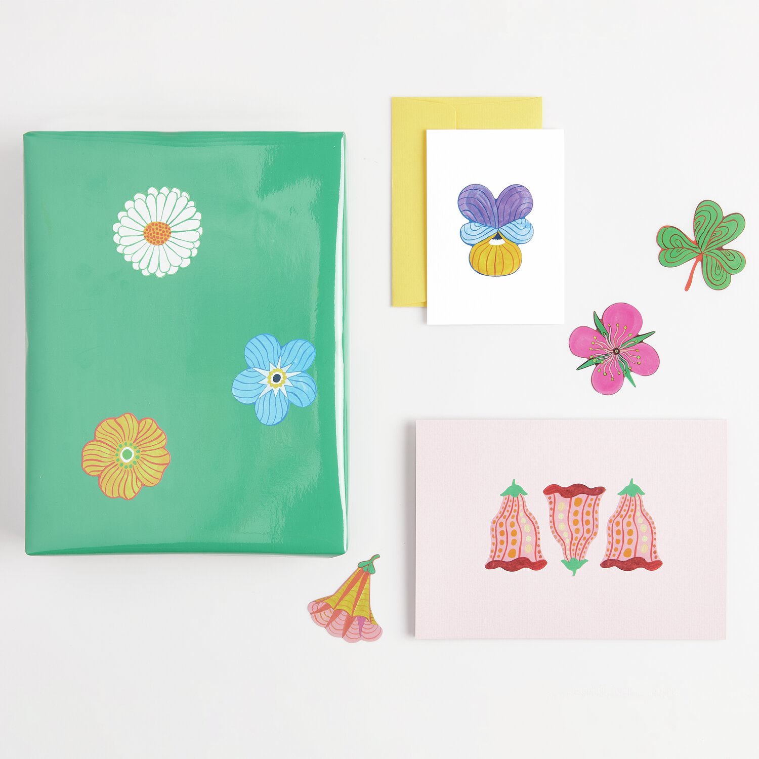 Sticker Midsommar Magic Blumen von Rico Design: Bunte Blumensticker auf Karten und Umschlägen.