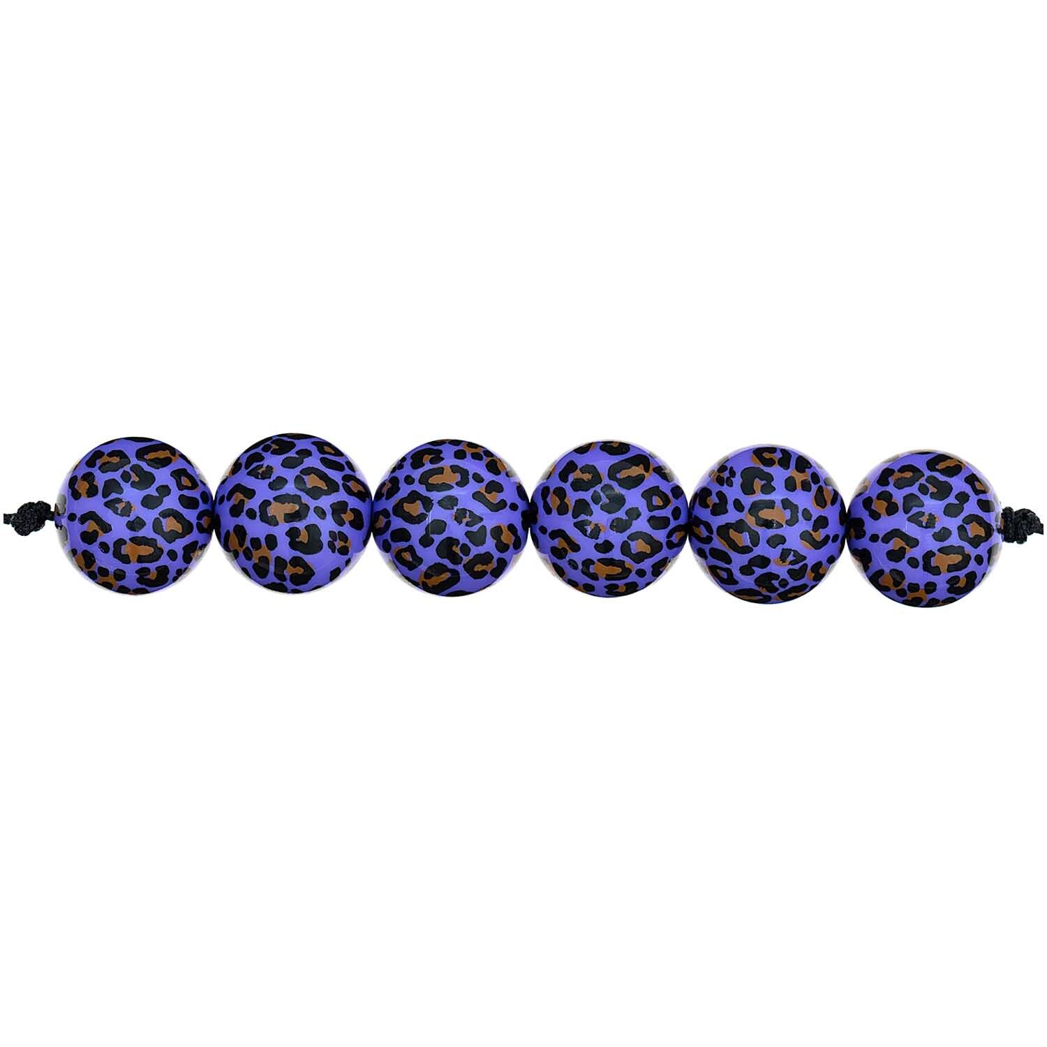 Perlen Acid Leo 16mm 6 Stück von Rico Design in lila mit Leopardenmuster, aufgereiht auf einem Band.