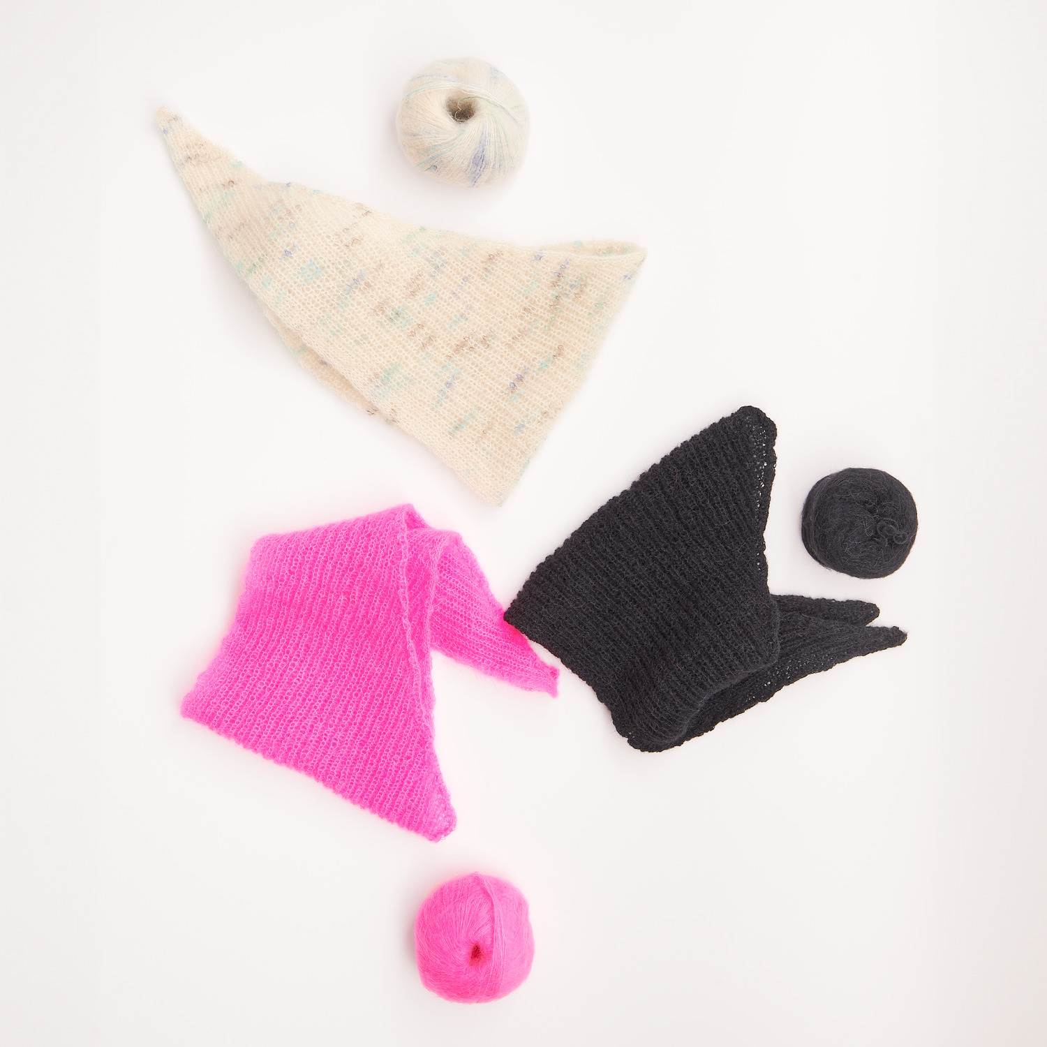 Mini Tücher Special: Strickmuster in Weiß, Pink und Schwarz mit passendem Garn, ideal für kreative Projekte.