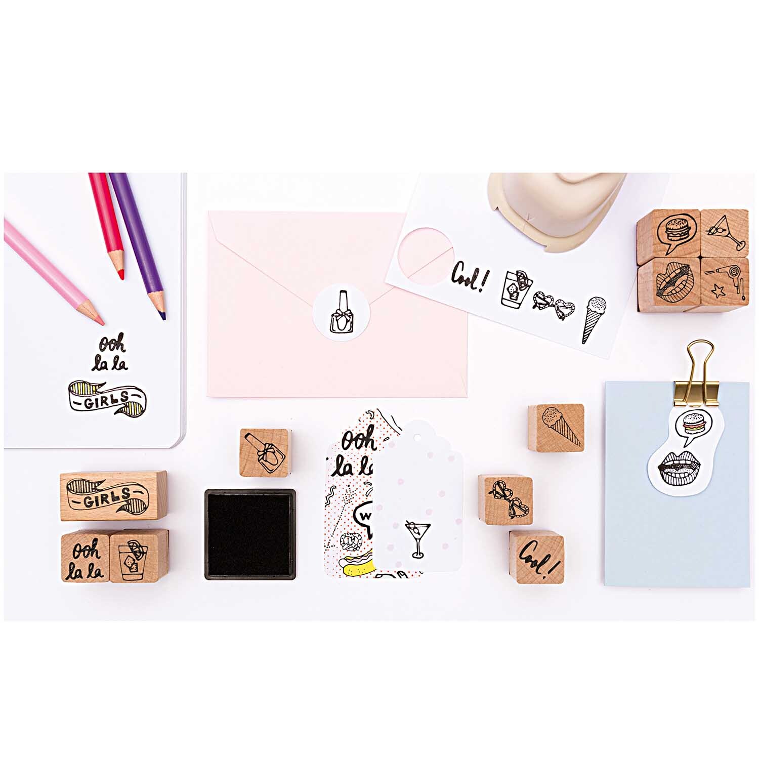 Paper Poetry Motivpapier Block for Girls zeigt kreative Bastelideen mit Stempeln, Karten und bunten Stiften auf einem Tisch.