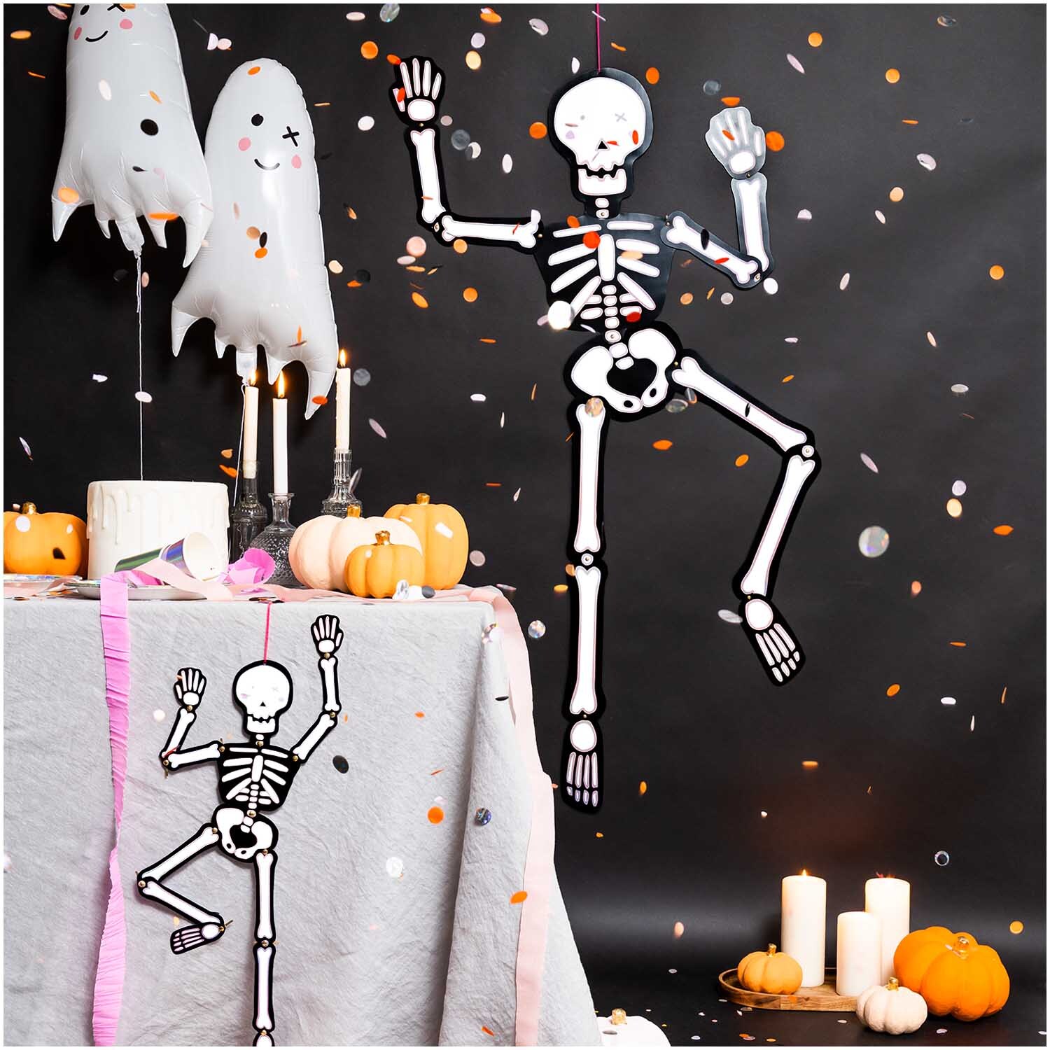 Paper Poetry Hänge-Skelett klein 15x50cm tanzt fröhlich in einer Halloween-Dekoration mit Kürbissen und Geistern.