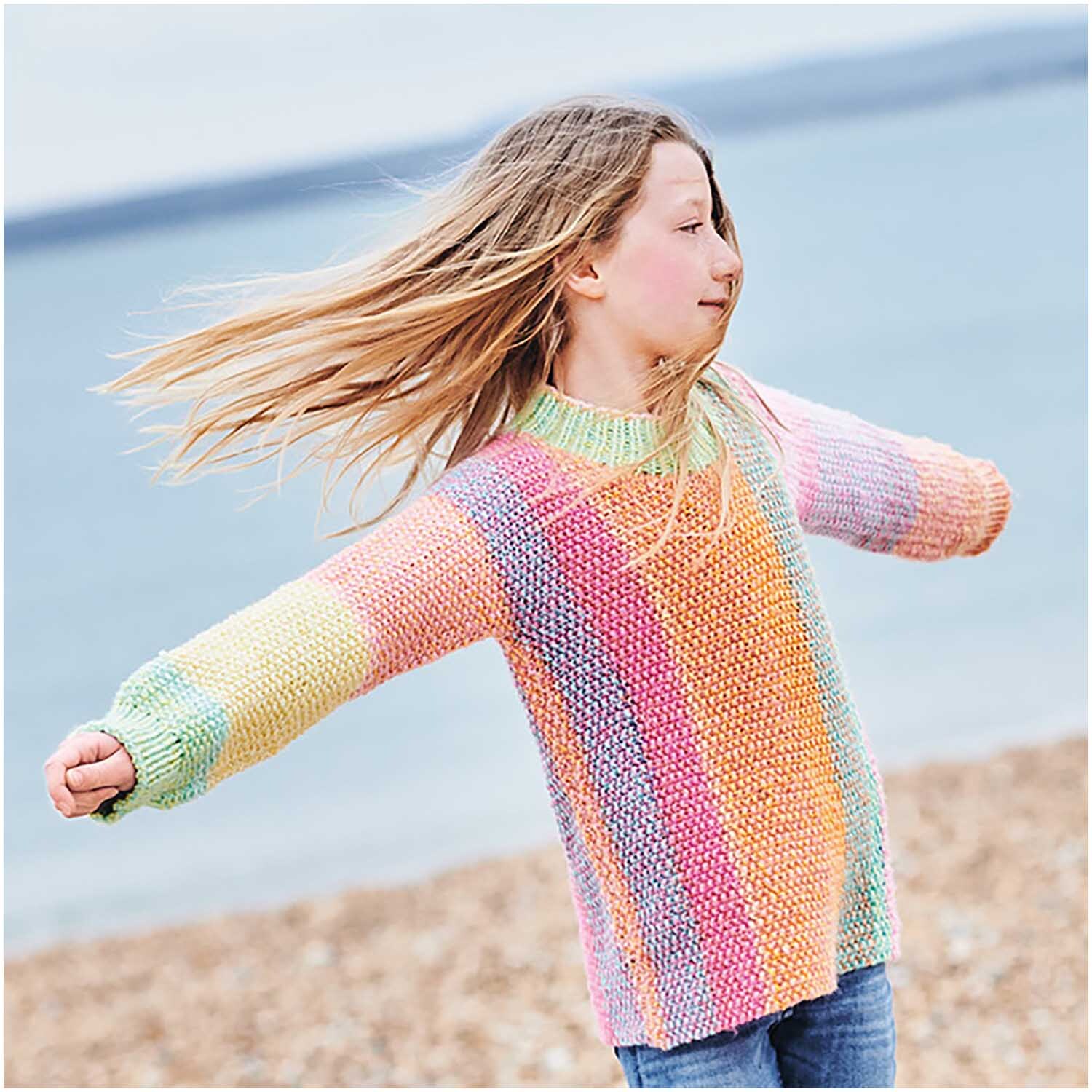 Creative Chic-Unique: Mädchen in buntem Strickpullover am Strand, Rico Design, Bonbon, 200g 310m.