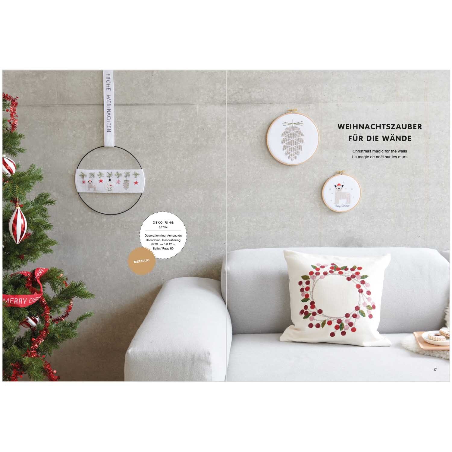 Stickbuch I love Christmas Nr. 180: Weihnachtliche Wanddekoration mit Stickrahmen und Kissen von Rico Design neben einem geschmückten Baum.