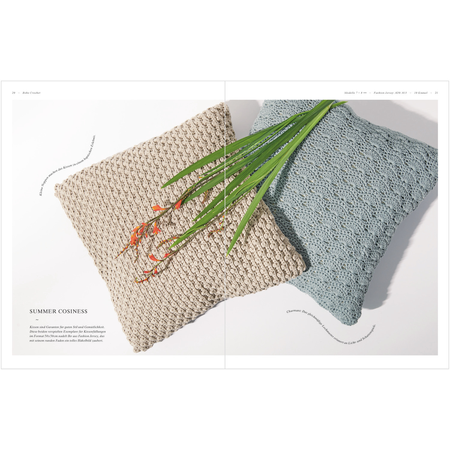 Boho Crochet: Zwei gehäkelte Kissen in Beige und Blau mit grünen Blättern und orangefarbenen Blüten.