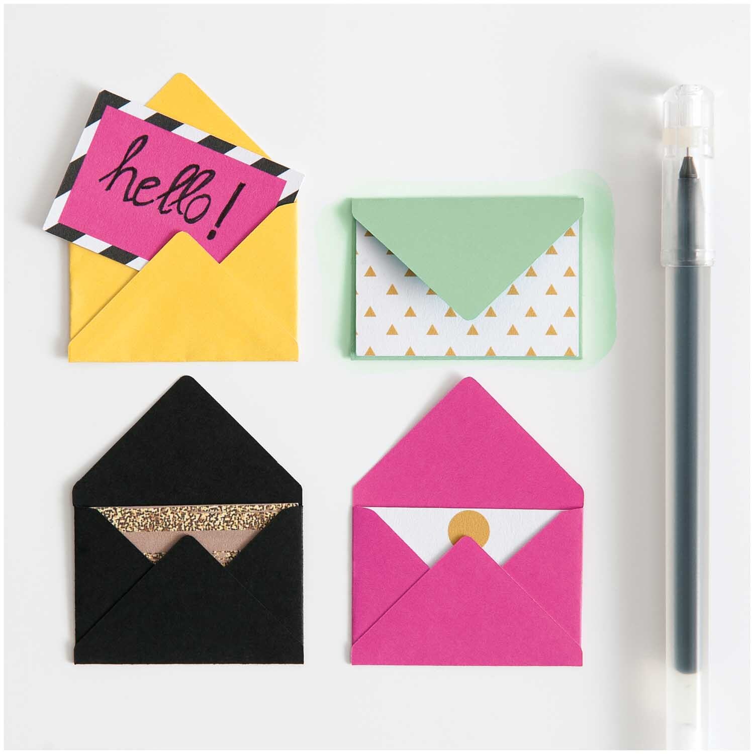 Paper Poetry Mini Briefe in verschiedenen Farben, inklusive türkis, mit einem Stift daneben. Ideal für kreative Projekte.