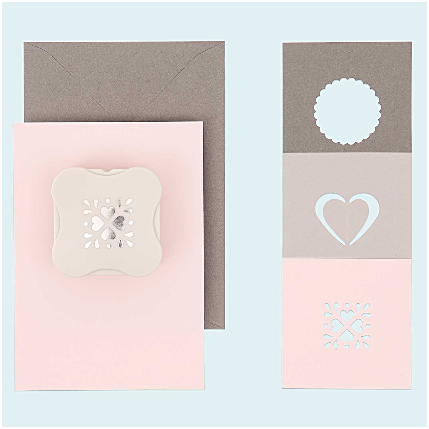 Paper Poetry Everywhere Stanzer Rosette 3,8cm von Rico Design, zeigt ausgestanzte Formen auf rosa und grauem Papier. Ideal für kreative Bastelprojekte.