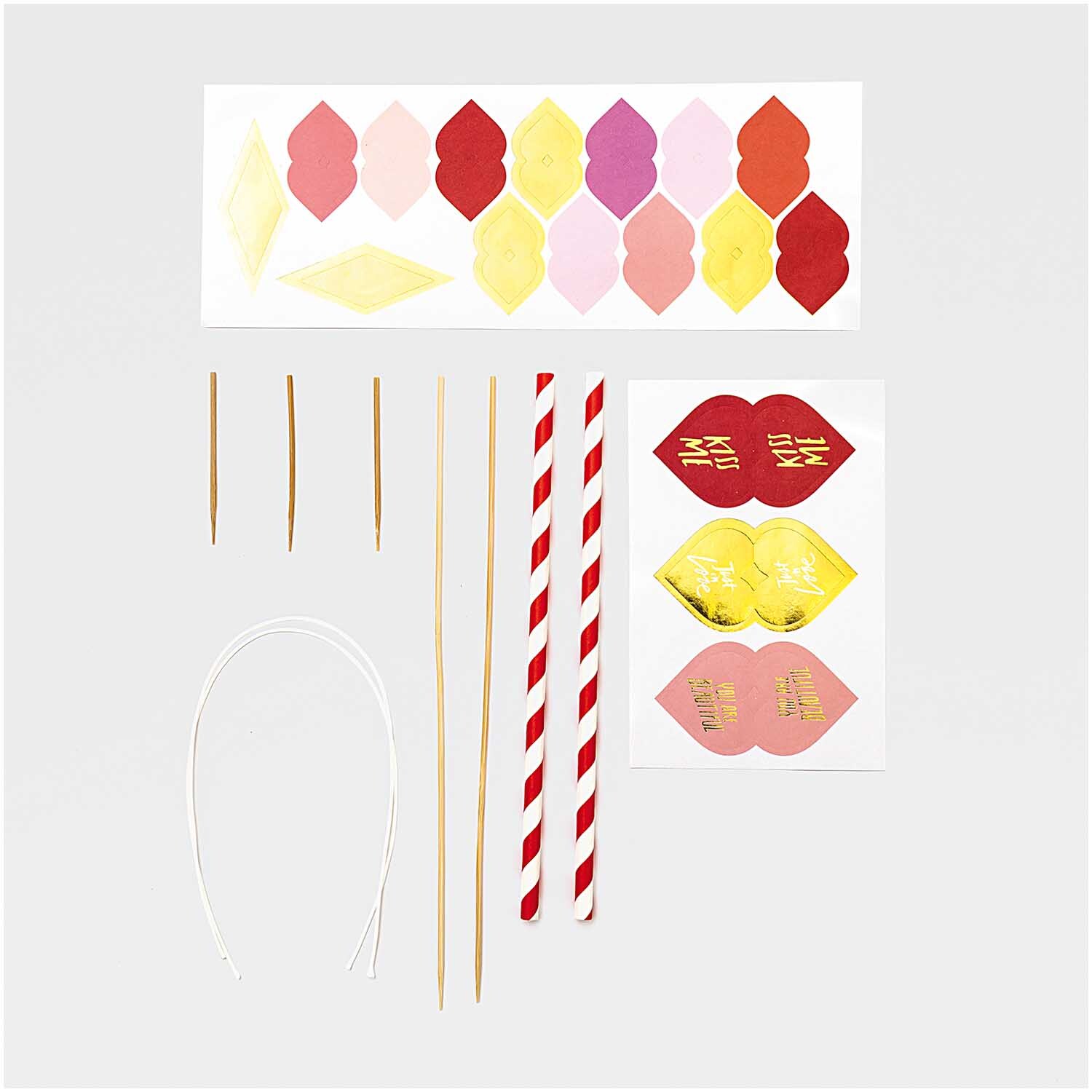 Kuchendekoration Herzen: Set mit bunten Papierherzen und Strohhalmen von Rico Design für kreative Tortendekoration.