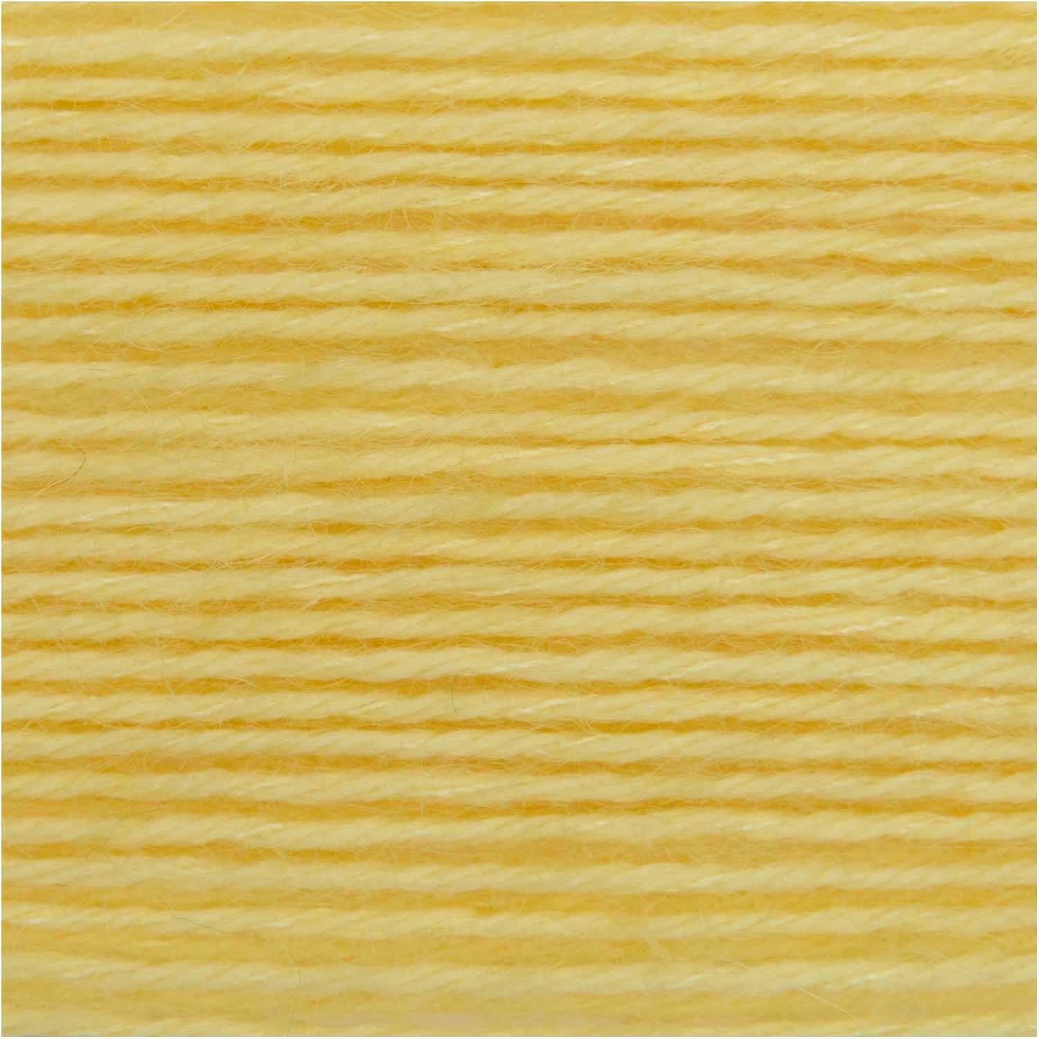 Luxury Crazy Composition aran: Gelbes Garn von Rico Design, 50g, 115m. Nahaufnahme der weichen Textur.