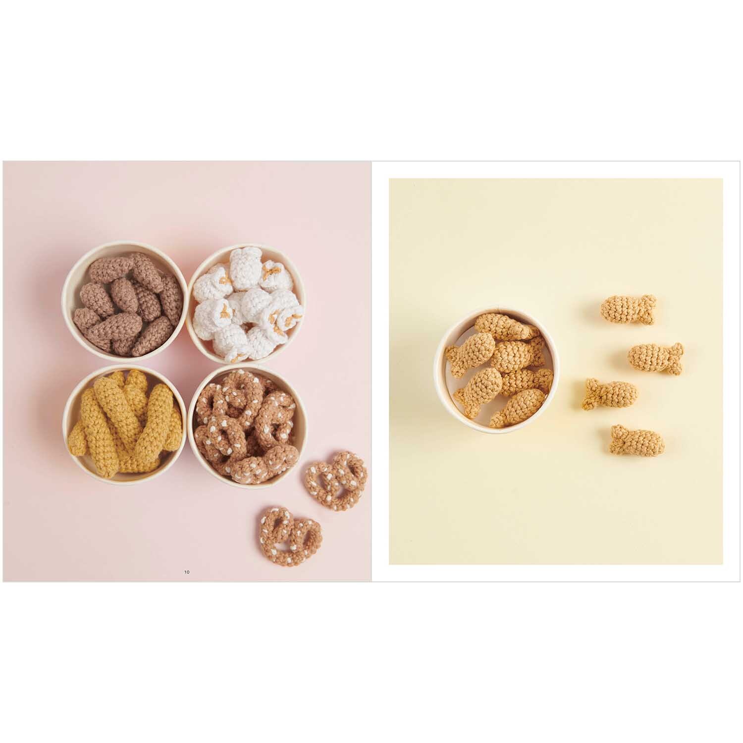 Ricorumi Snacks von Rico Design: Vier Schalen mit gehäkelten Snacks in verschiedenen Farben auf hellem Hintergrund.