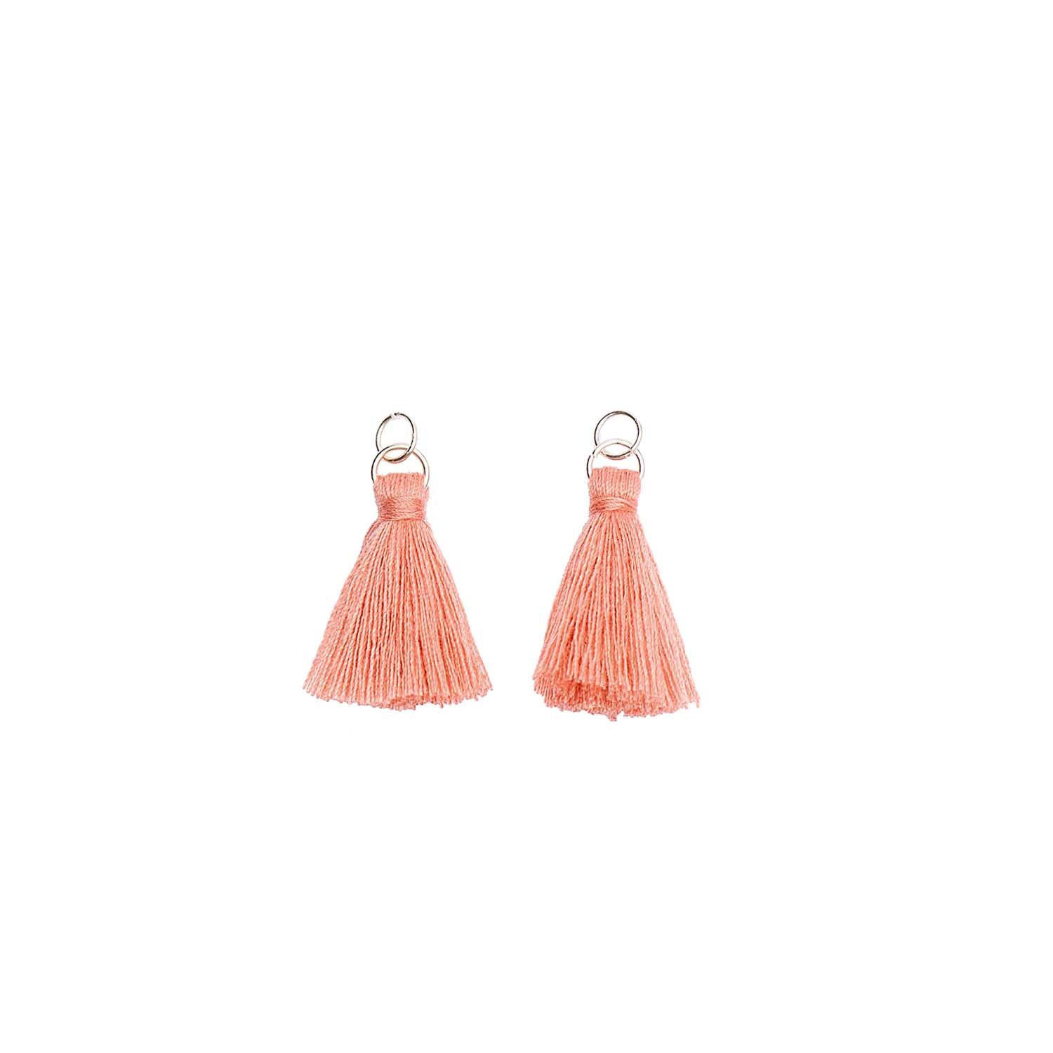 Quasten mit Öse 2,2cm, 2 Stück in Pink von Rico Design. Zwei dekorative Quasten mit silberner Öse auf schwarzem Hintergrund.