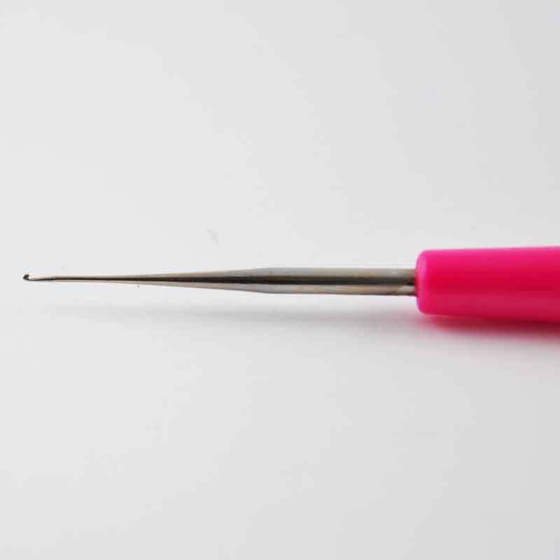 Häkelnadel 15cm von Rico Design mit pinkem Griff auf weißem Hintergrund, ideal für Handarbeiten.
