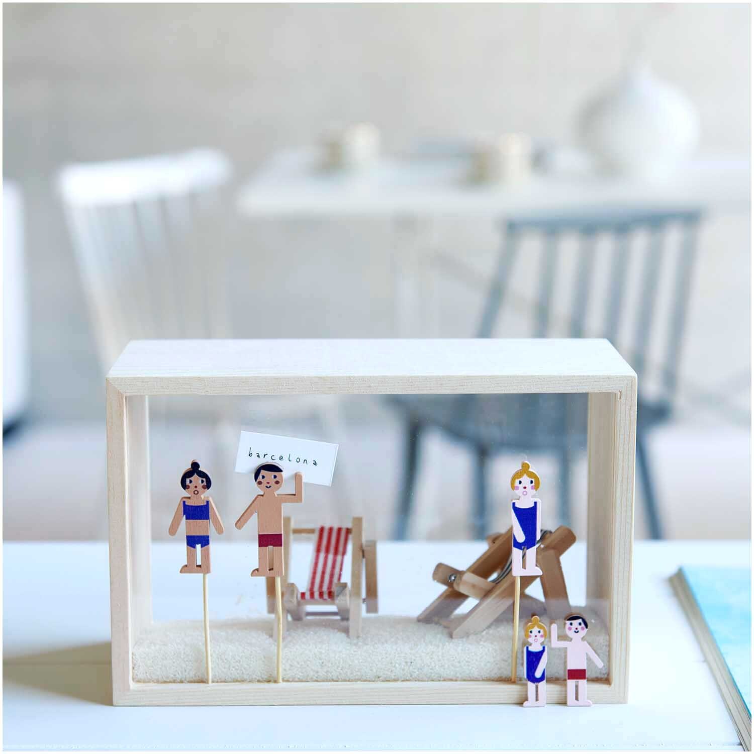 Holzstreu Badegäste blau-rot 36 Stück: Miniaturfiguren in Strandkulisse mit Liegestühlen und Sand. Marke: Rico Design.