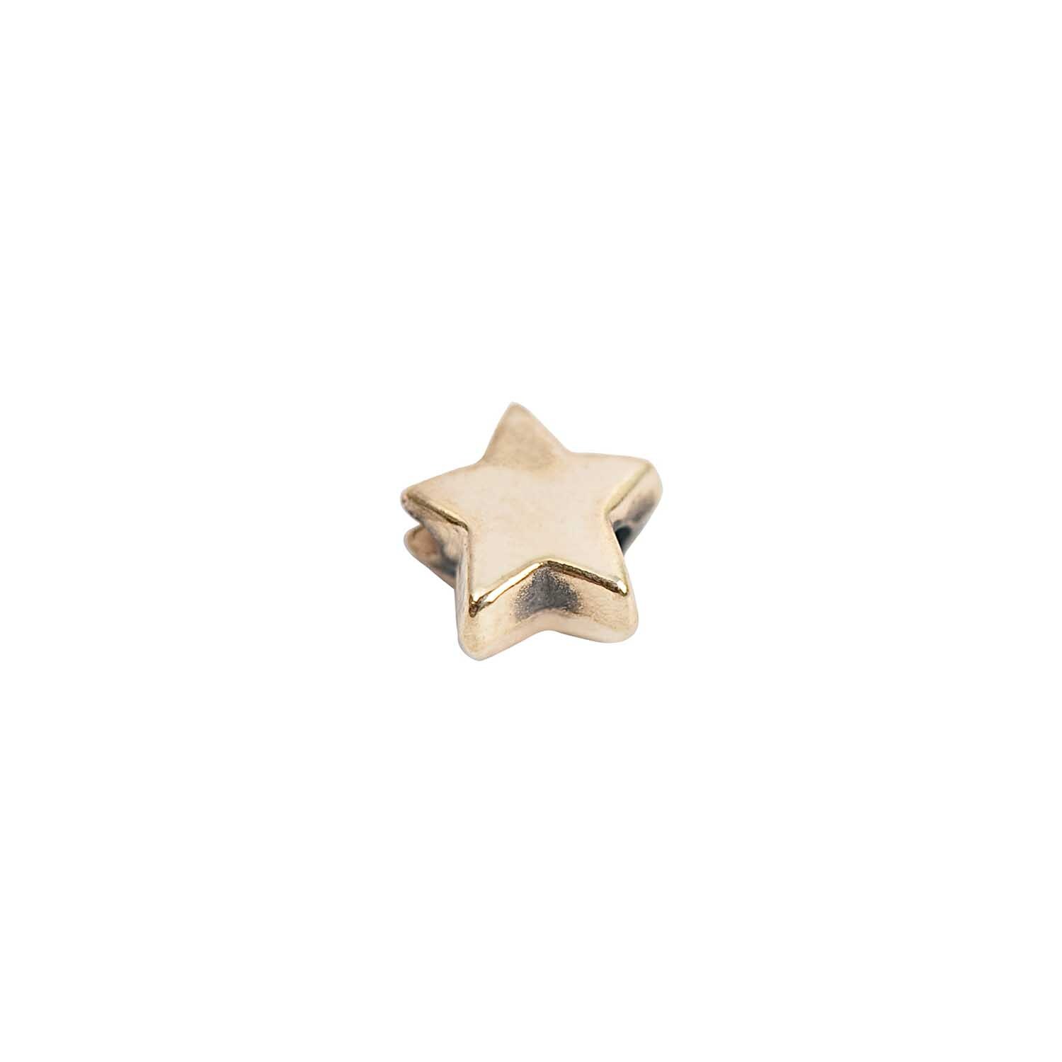 Stern gold 5x3mm 30 Stück von Rico Design. Ein einzelner goldener Stern in Nahaufnahme. Ideal für kreative Projekte.