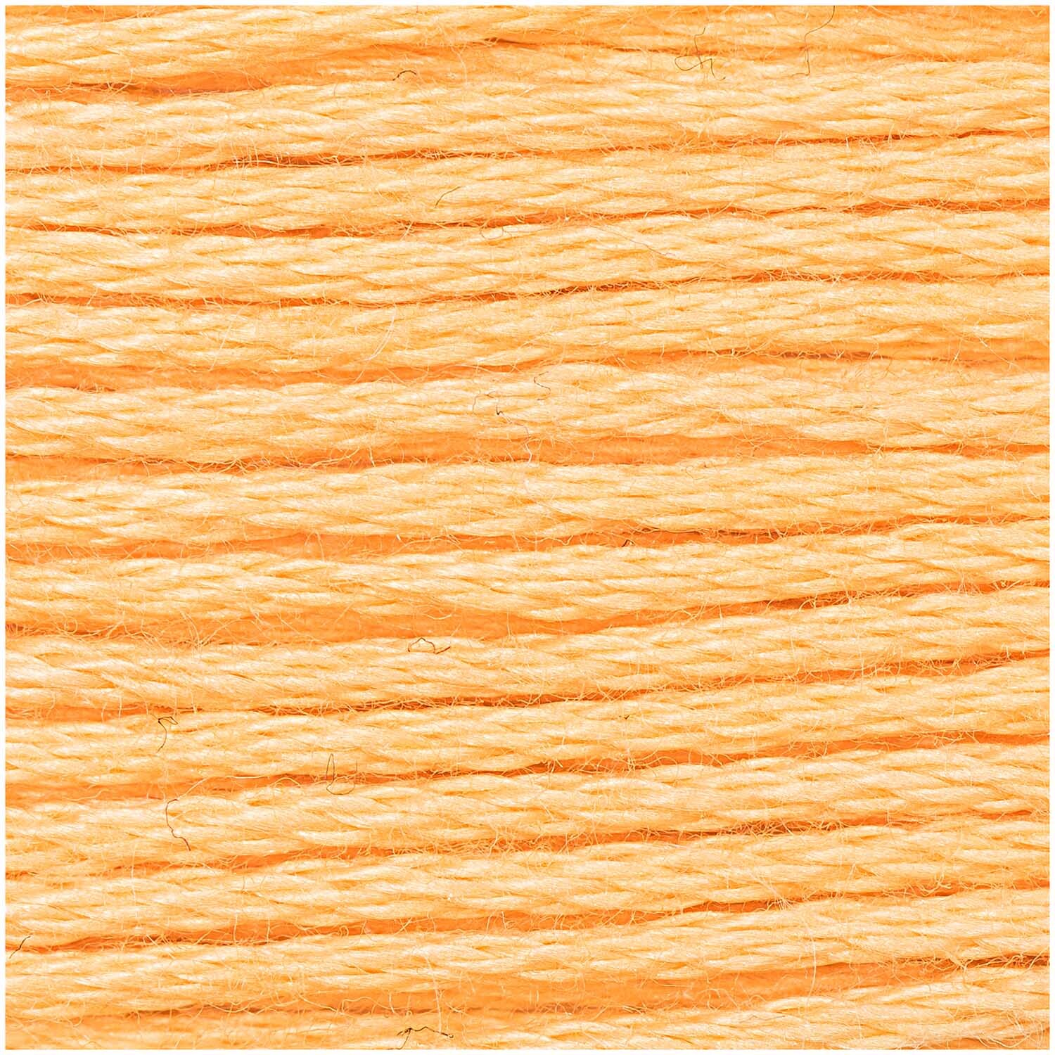 Sticktwist 8m von Rico Design in hellem Orange, ideal für Stickprojekte. Nahaufnahme der weichen, gleichmäßigen Fäden.