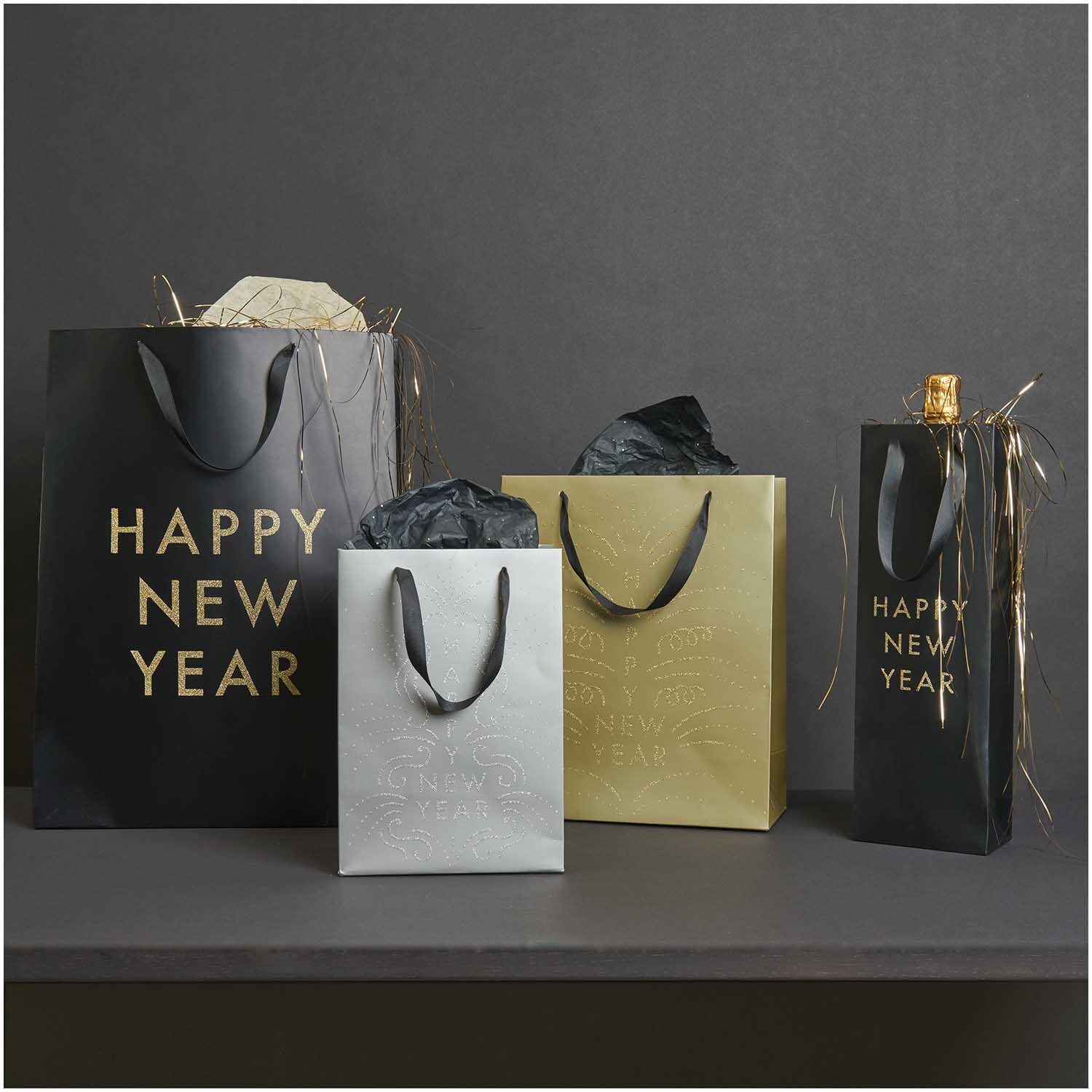 Paper Poetry Geschenktüte zeigt eine elegante schwarze Tüte mit "Happy New Year"-Aufdruck, ideal für festliche Anlässe.