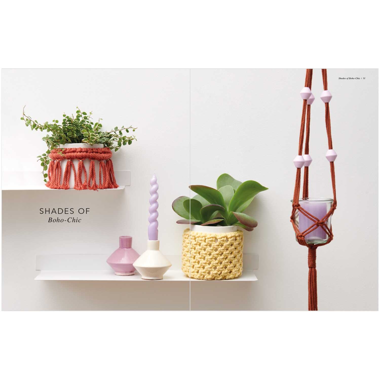 Rico Macrame: Stilvolle Makramee-Blumenampel in Rot mit Pflanzen, dekorativen Vasen und Boho-Chic-Elementen. Ideal für modernes Wohndesign.