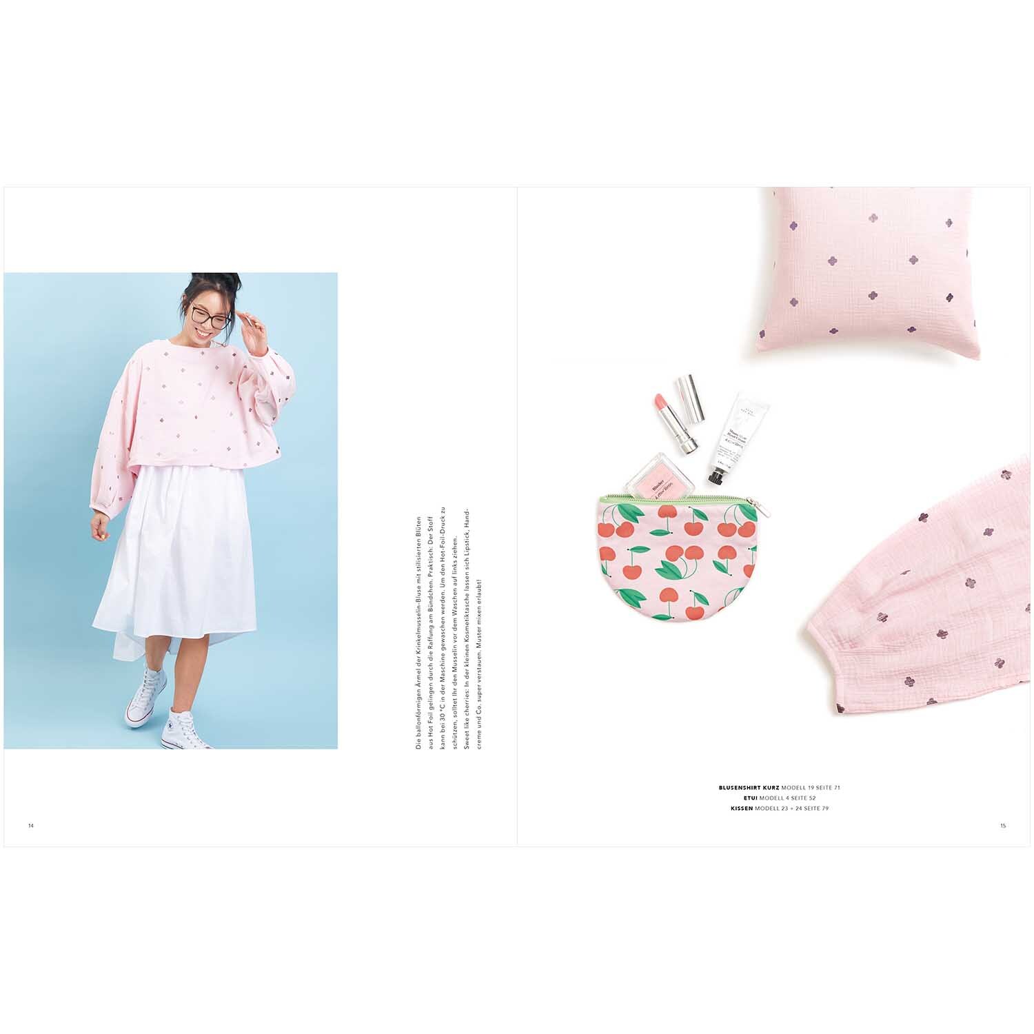 Das Rico Nähbuch Just Bees + Fruits + Flowers zeigt eine Frau in rosa Pullover und weißem Rock, daneben Nähprojekte mit Früchtemuster.