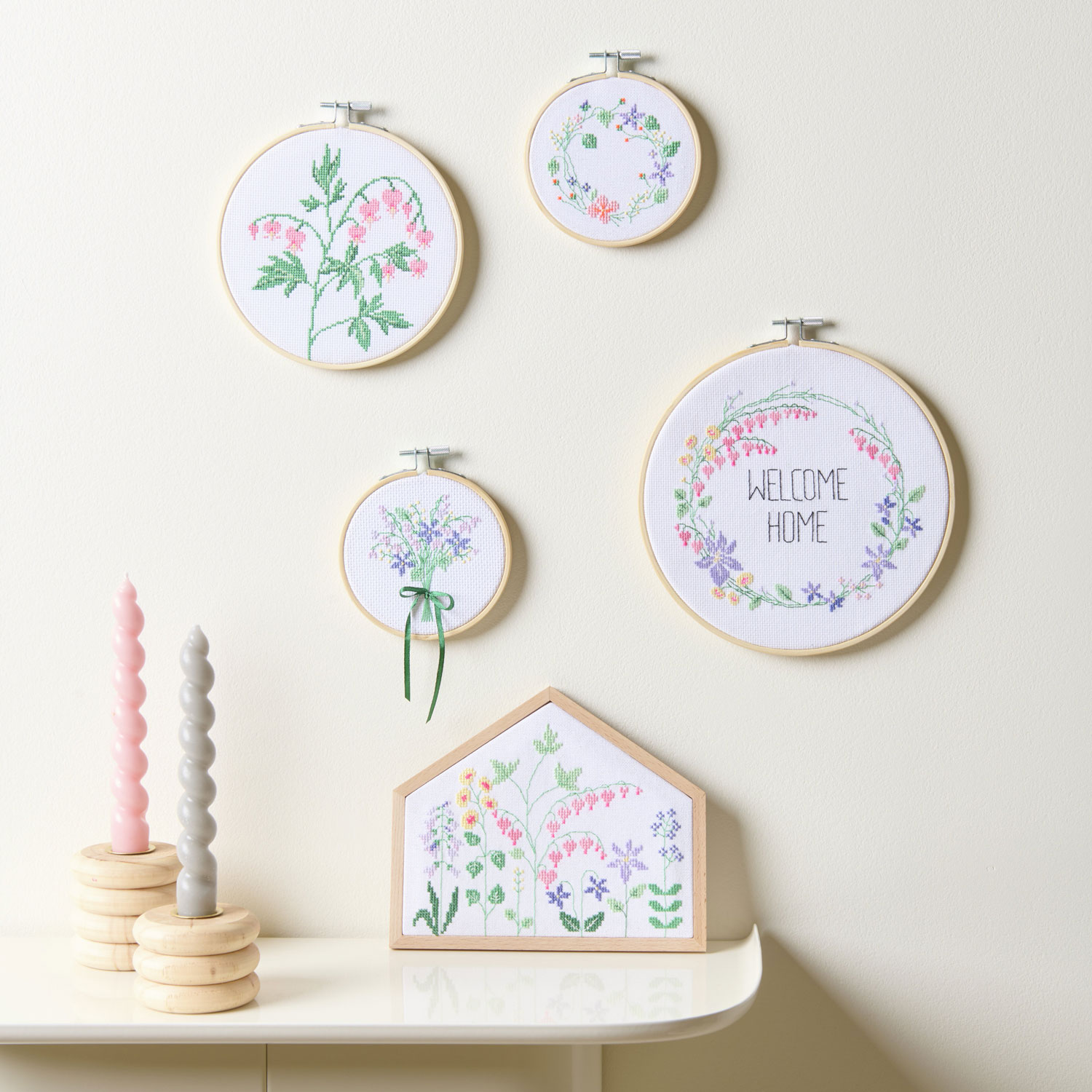 Florale Stickmodelle dekoriert an Wand und auf Tisch 