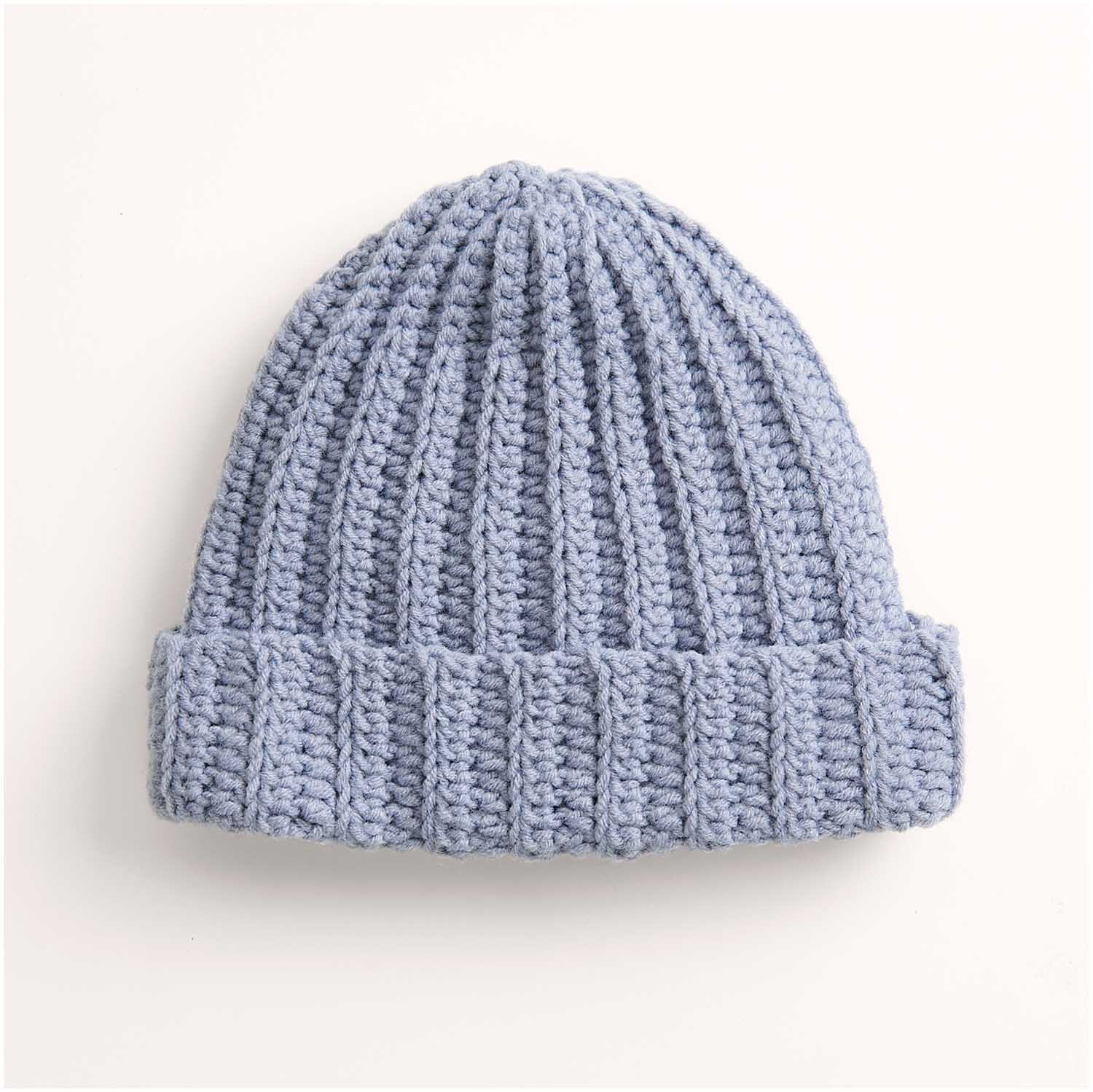 Häkelset Mütze Modell 22: Eine gestrickte Mütze in hellem Blau mit geripptem Design, ideal für kalte Tage.