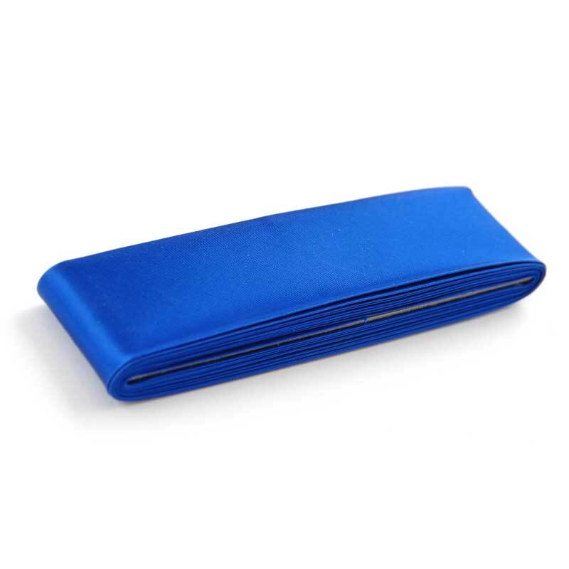 Satin-Schrägband 30mm 2m von Gütermann in leuchtendem Blau, ordentlich gefaltet auf weißem Hintergrund.