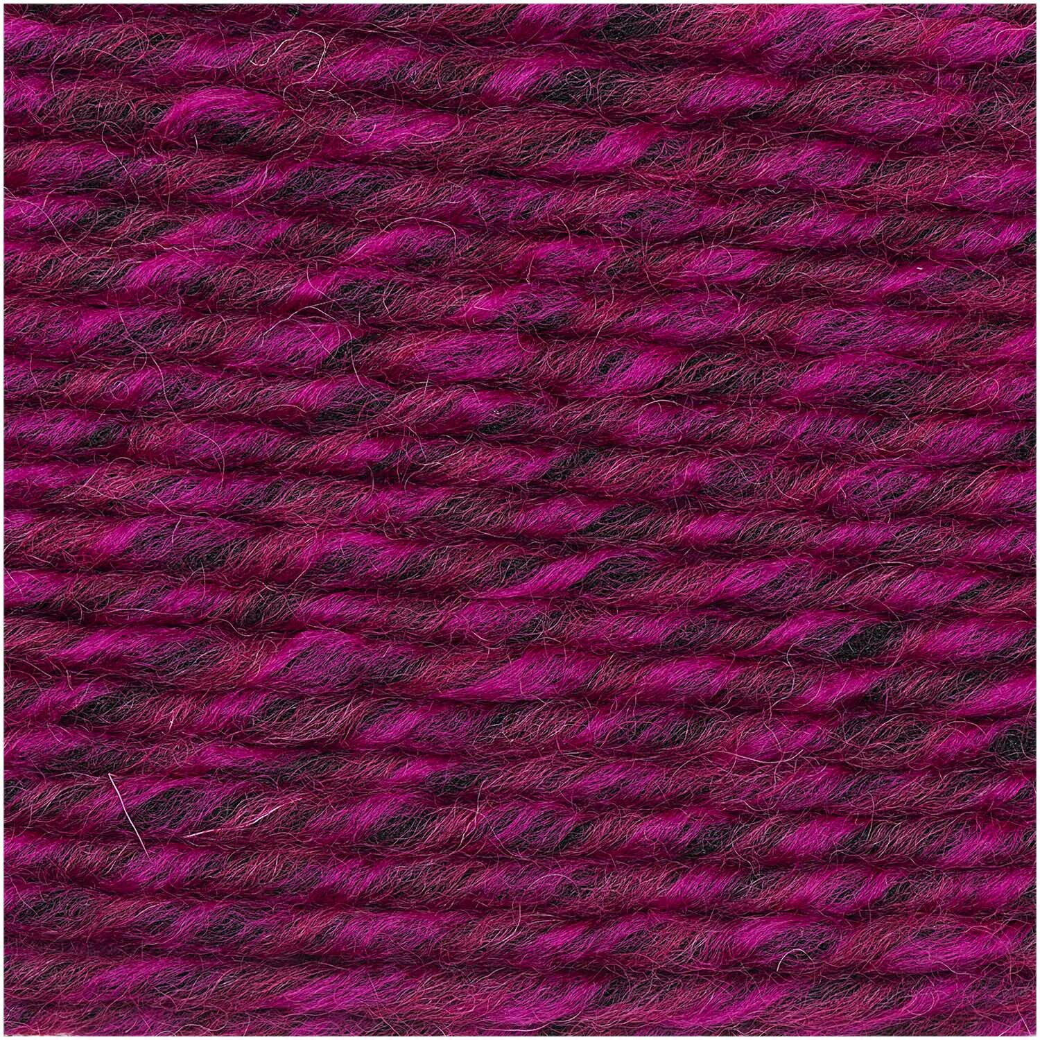 Magenta Mix: Nahaufnahme von mehrfarbigem Garn von Rico Design, 50g 90m, in kräftigen Pinktönen.