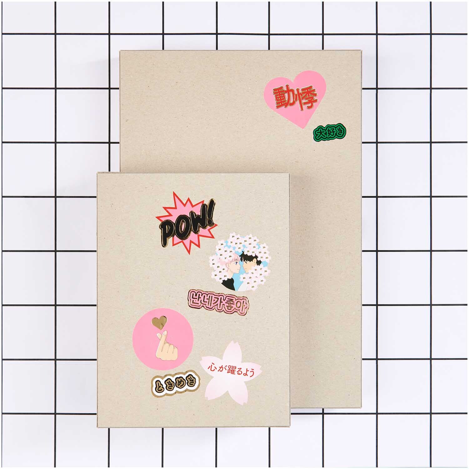 Paper Poetry Sticker Manga Love, 120 Stück auf Rolle, mit bunten Manga-Motiven auf zwei Notizbüchern. Marke: Rico Design.
