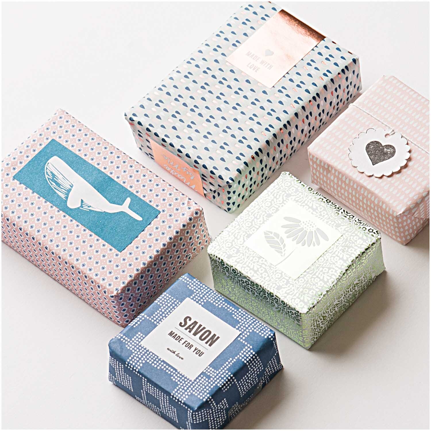 Seifen-Sticker Hygge: Fünf dekorative Seifenverpackungen in Pastellfarben von Rico Design, 18 Stück.