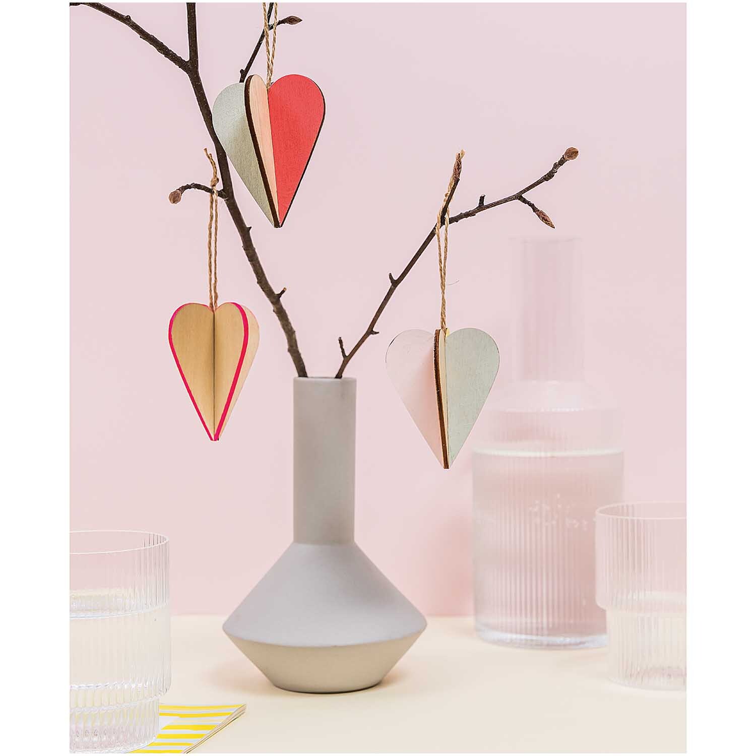 Steckherzen 5,5x6,5cm 3 Stück: Bunte Papierherzen von Rico Design an Zweigen in moderner Vase.