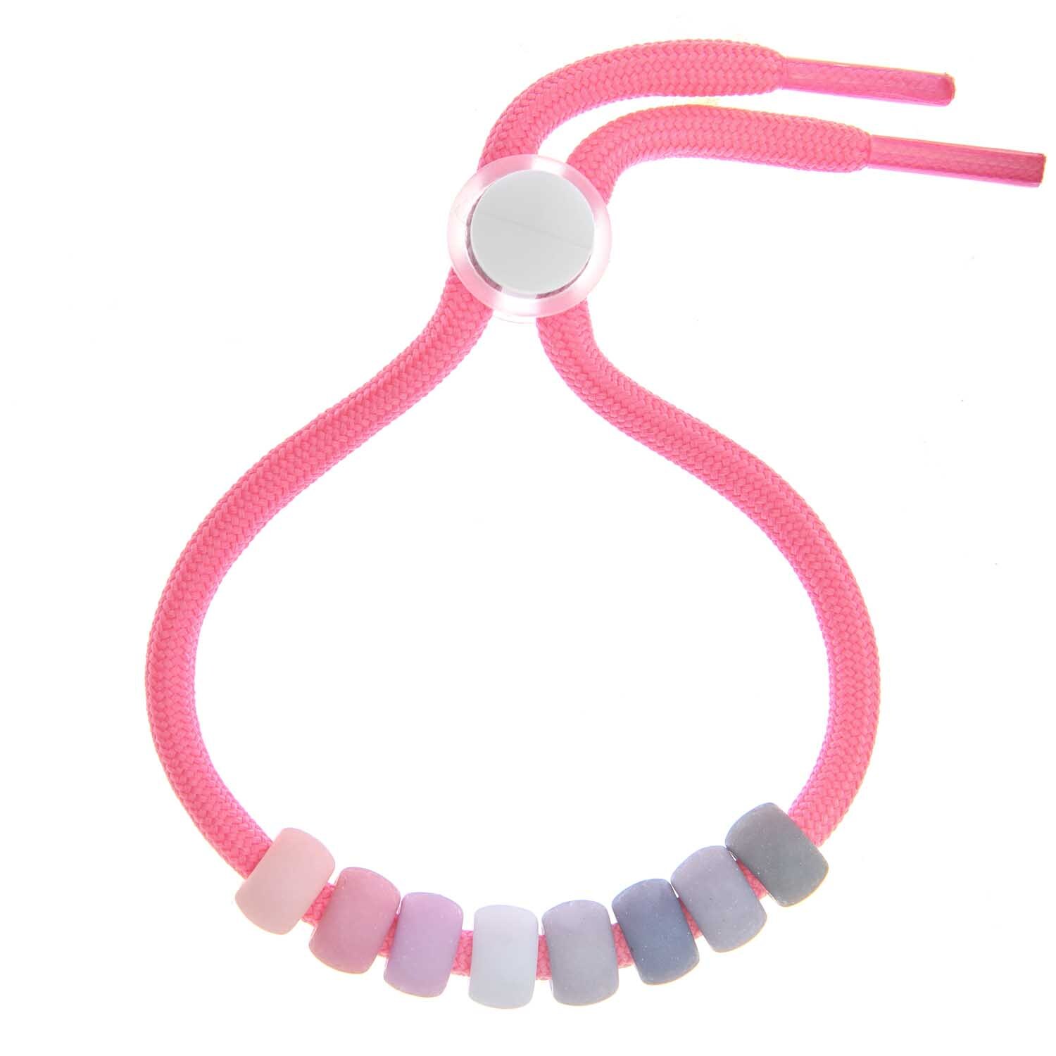 Itoshii - Ponii Beads in matten Erdfarben auf einem pinken Armband von Rico Design, 9x6mm.