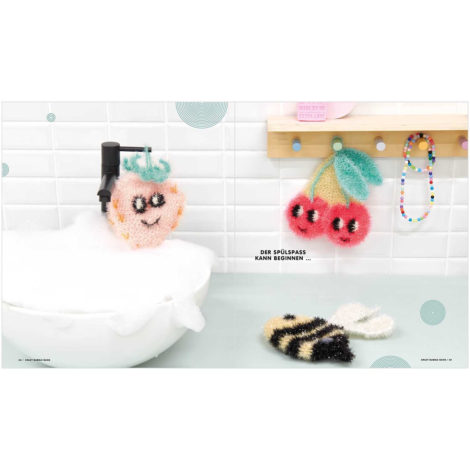 Crazy Bubble Gang: Niedliche, bunte Spülschwämme in Obst- und Tierform von Rico Design im Badezimmer.