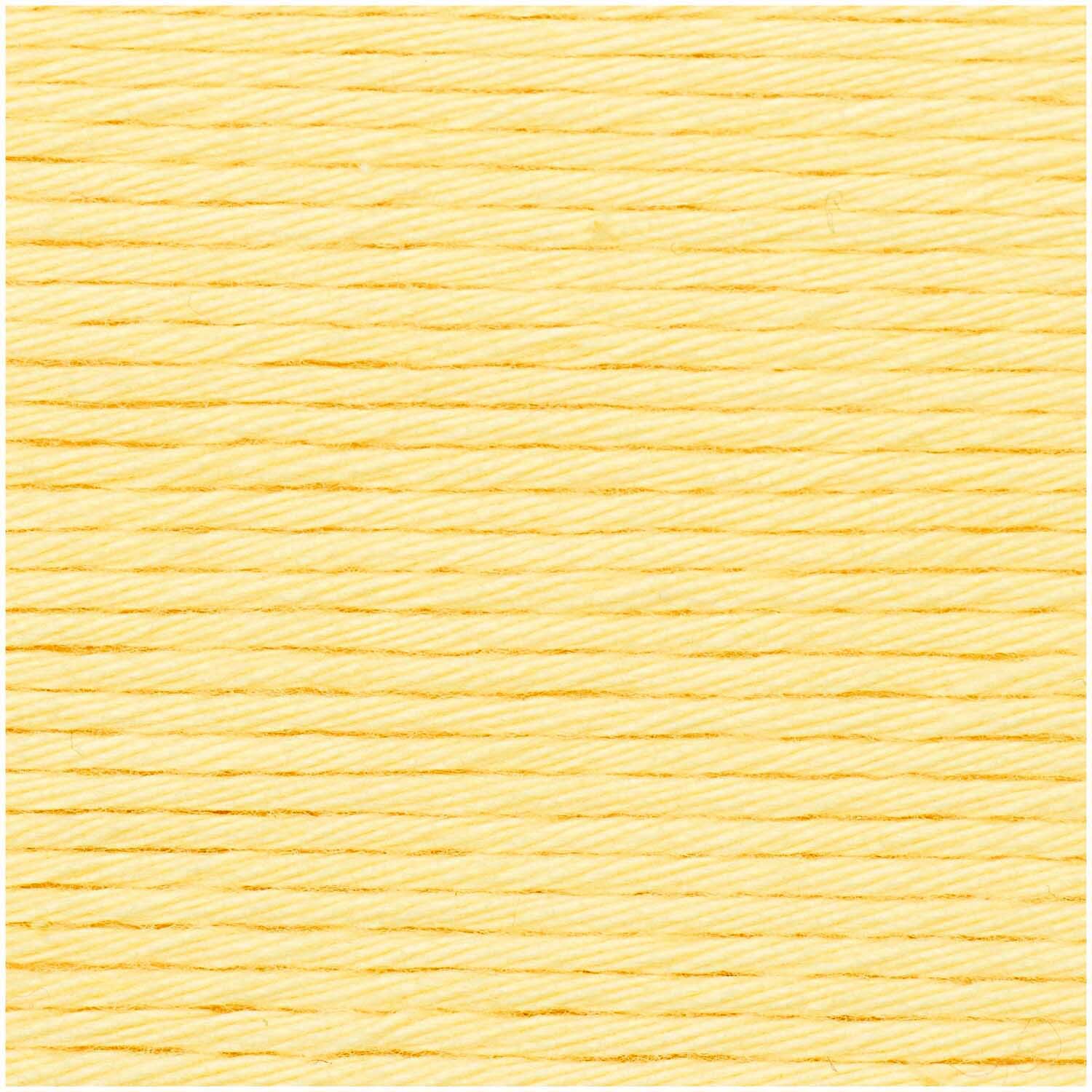 Creative Cotton aran von Rico Design in Hellgelb, 50g 85m. Nahaufnahme von weicher, gleichmäßig gewickelter Baumwolle.
