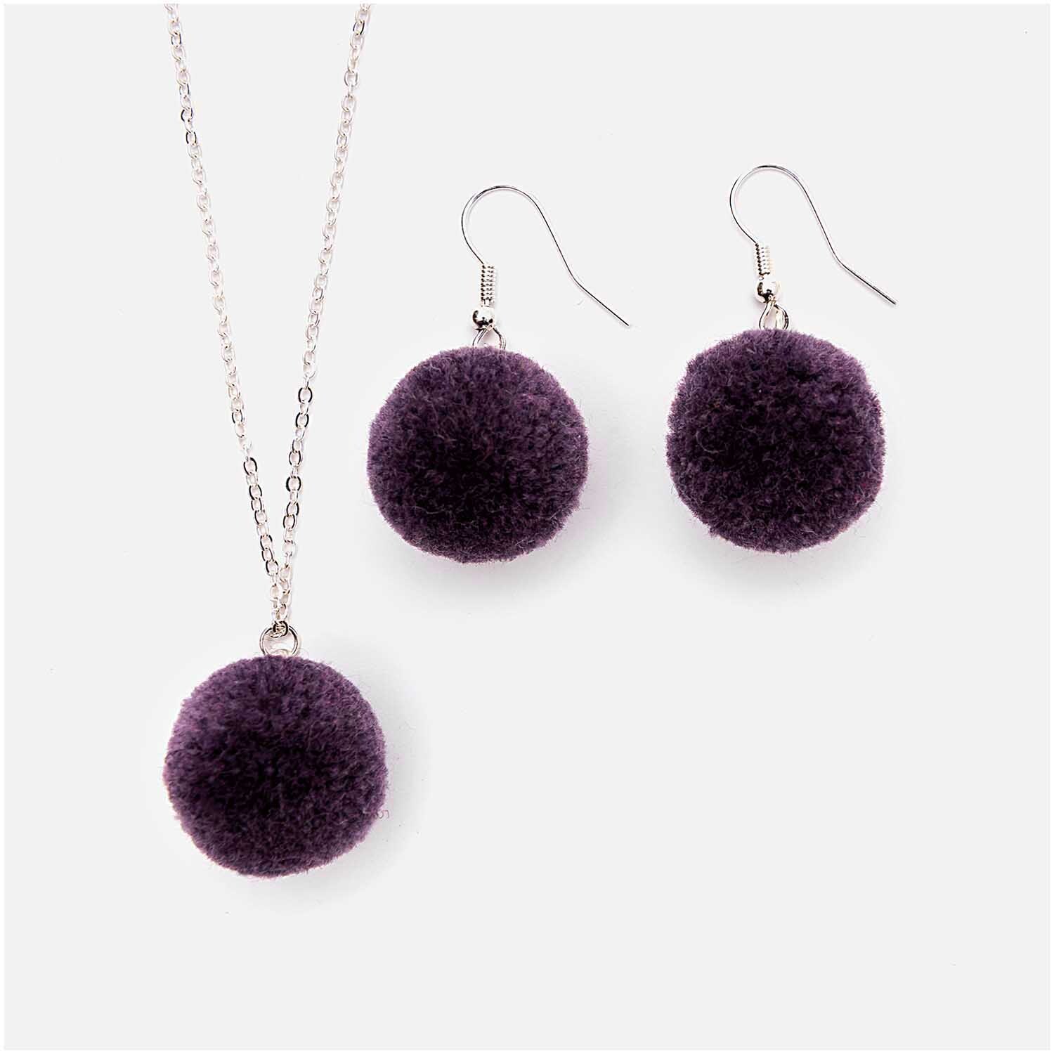 Pompons mit Öse 2cm 2 Stück von Rico Design in Lila, als Schmuckset mit Kette und Ohrringen.