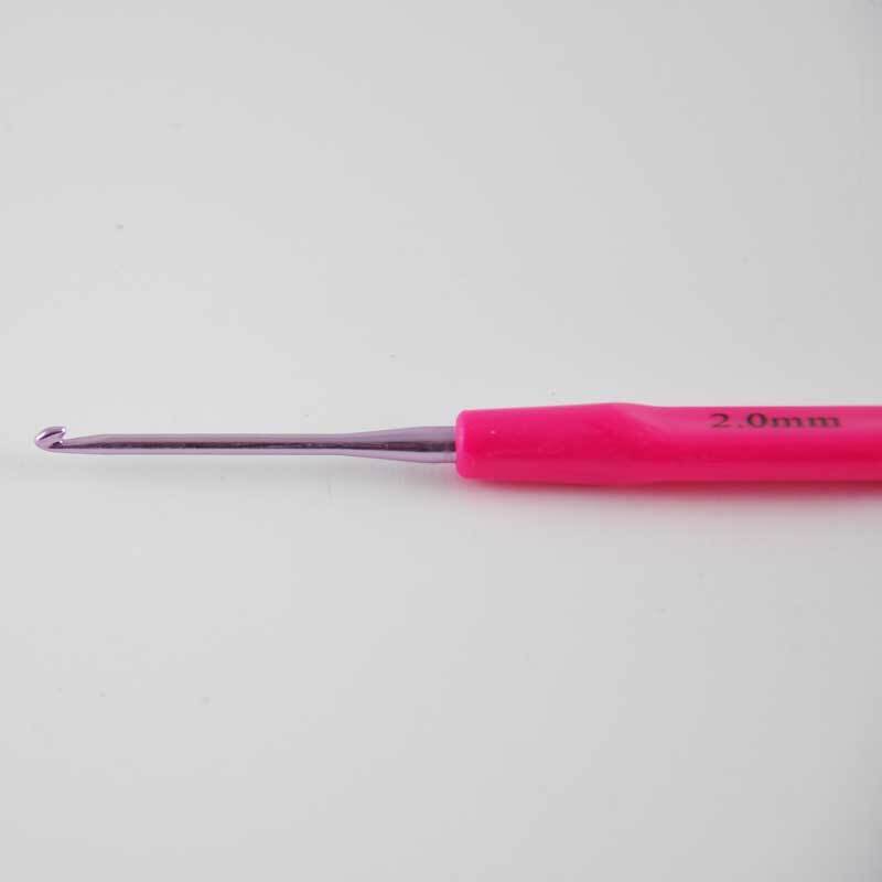Häkelnadel 15cm von Rico Design mit pinkem Griff und silberner Spitze auf weißem Hintergrund.
