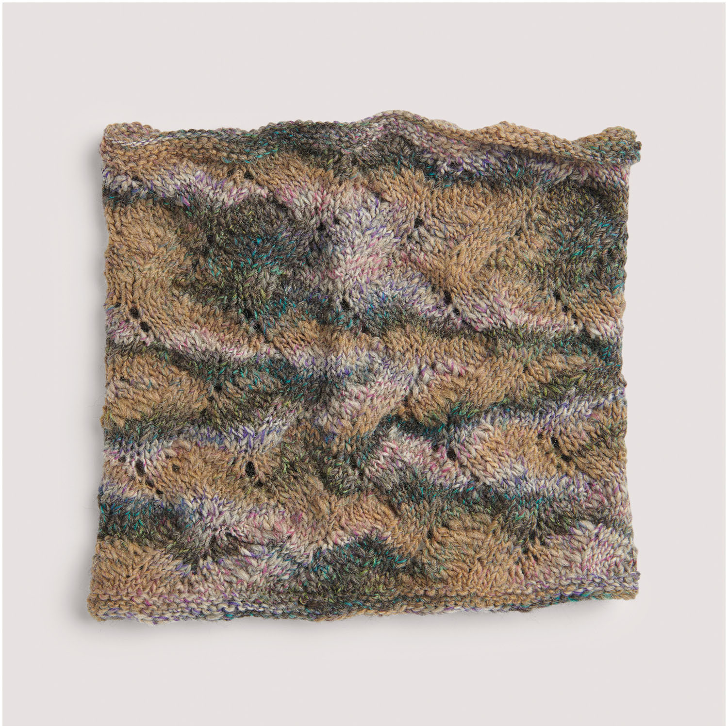 Strickset Loop Modell 26 aus Die Neue Masche Nr. 8, gestrickt in erdigen Tönen mit Zopfmuster.