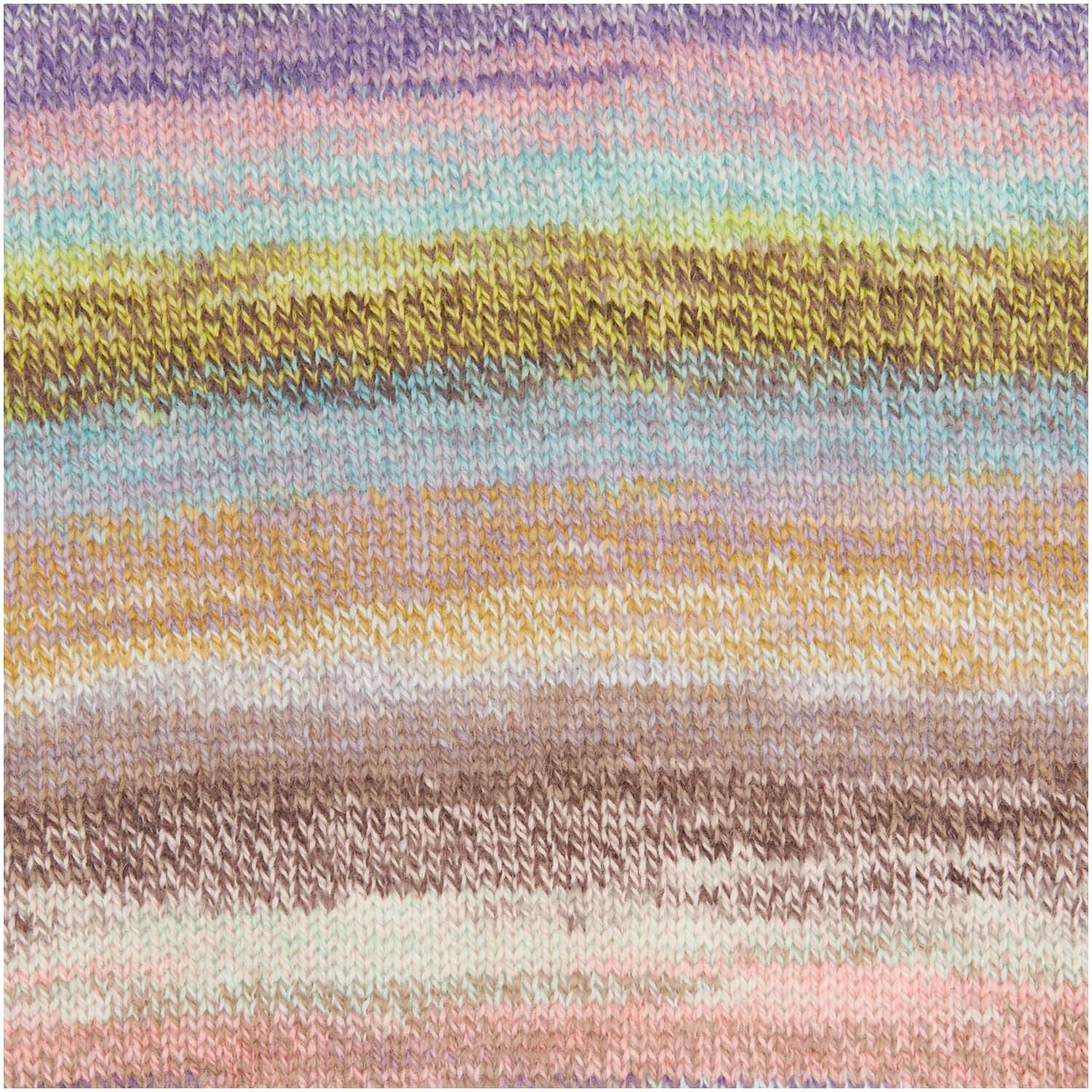 Creative Chic-Unique dk, ein weiches Garn von Rico Design, zeigt sanfte Pastelltöne in einem harmonischen Farbverlauf.