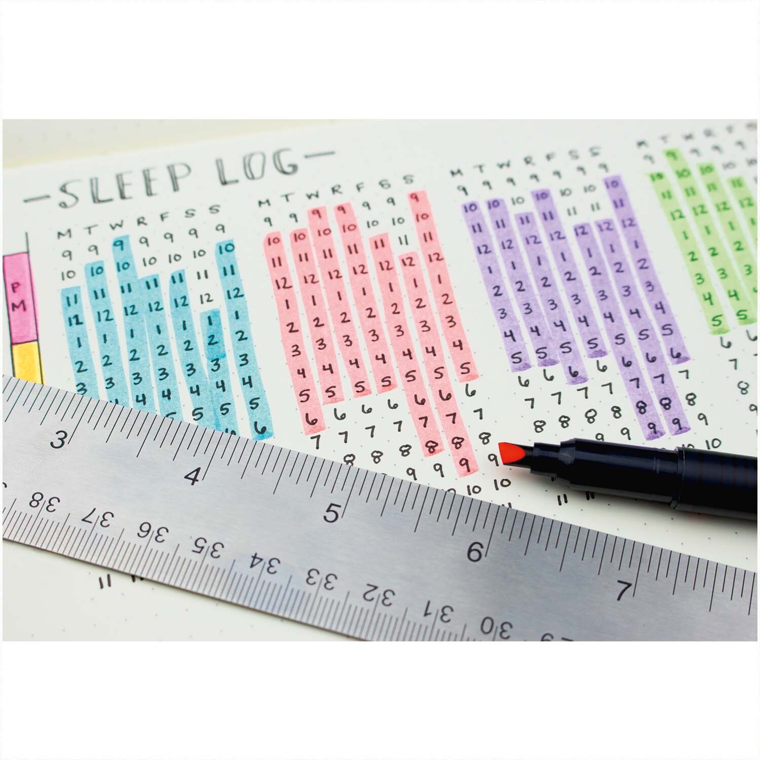 MONO edge Textmarker, 6-teilig, von Tombow neben einem Lineal auf einem farbigen Schlafprotokoll.