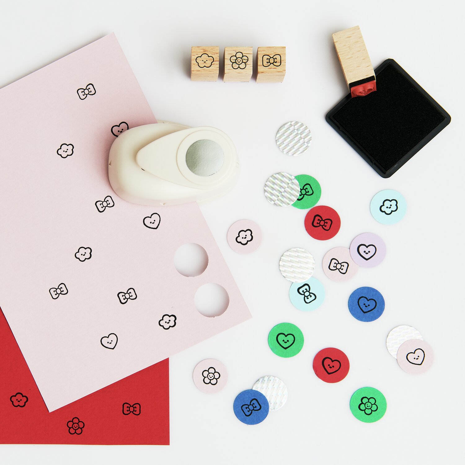 Mini-Stempelset Chingu, 4-teilig von Rico Design, mit bunten Stempeln und Stempelkissen. Ideal für kreative Bastelprojekte.