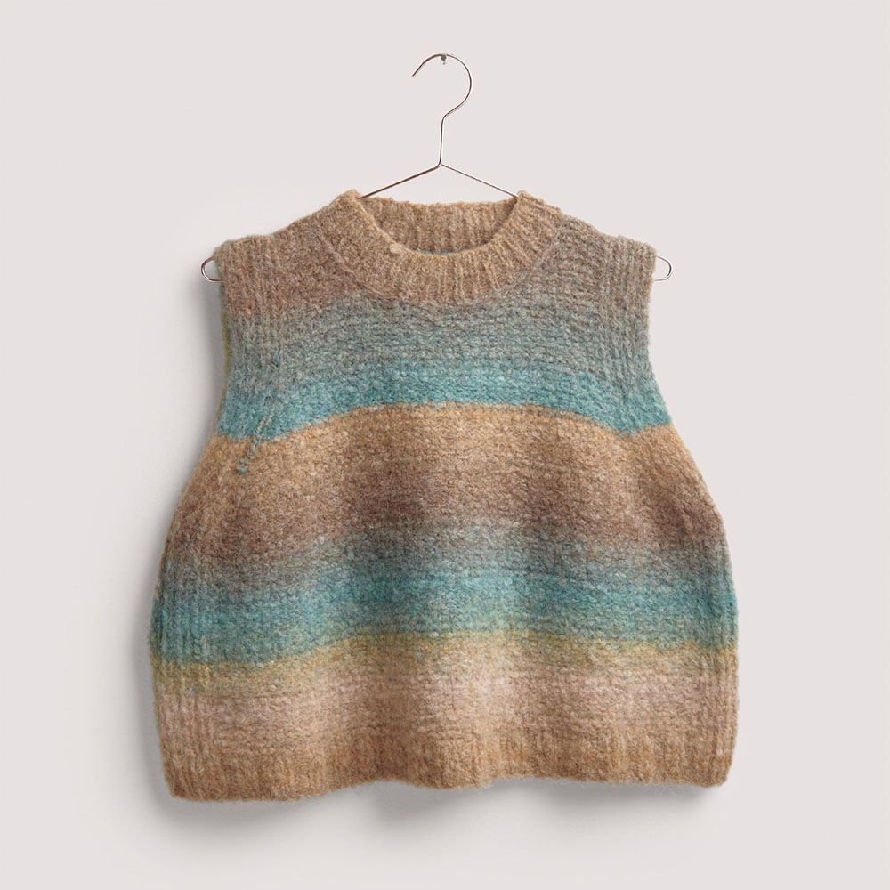 Pullunder auf grauem Hintergrund – zum Strickset