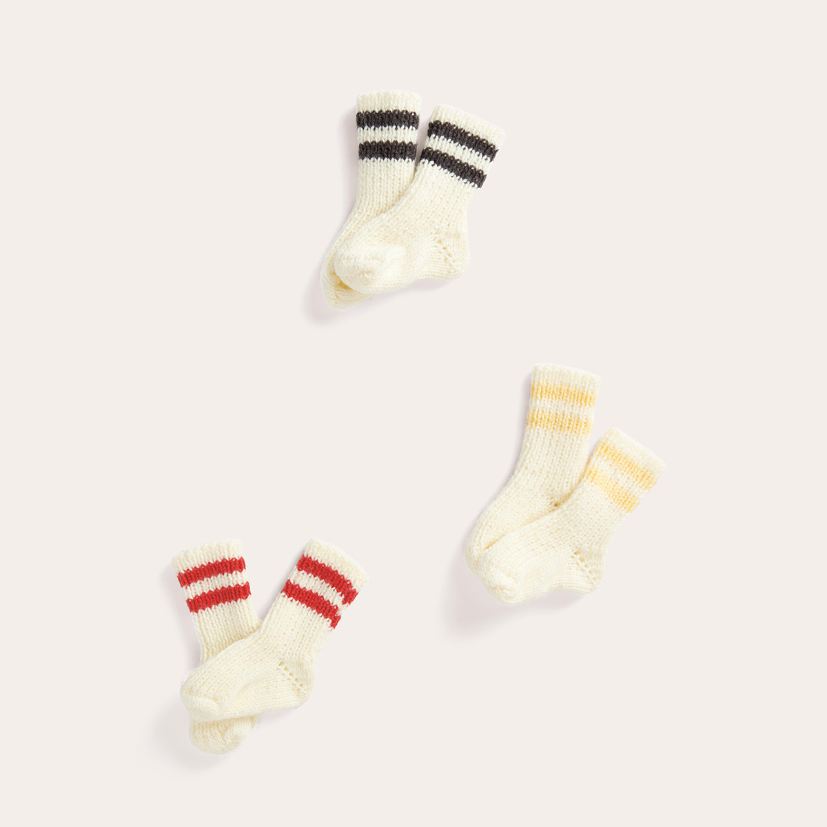 Strickanleitung für College-Babysocken aus Baby Classic dk, ideal für warme Babyfüße.