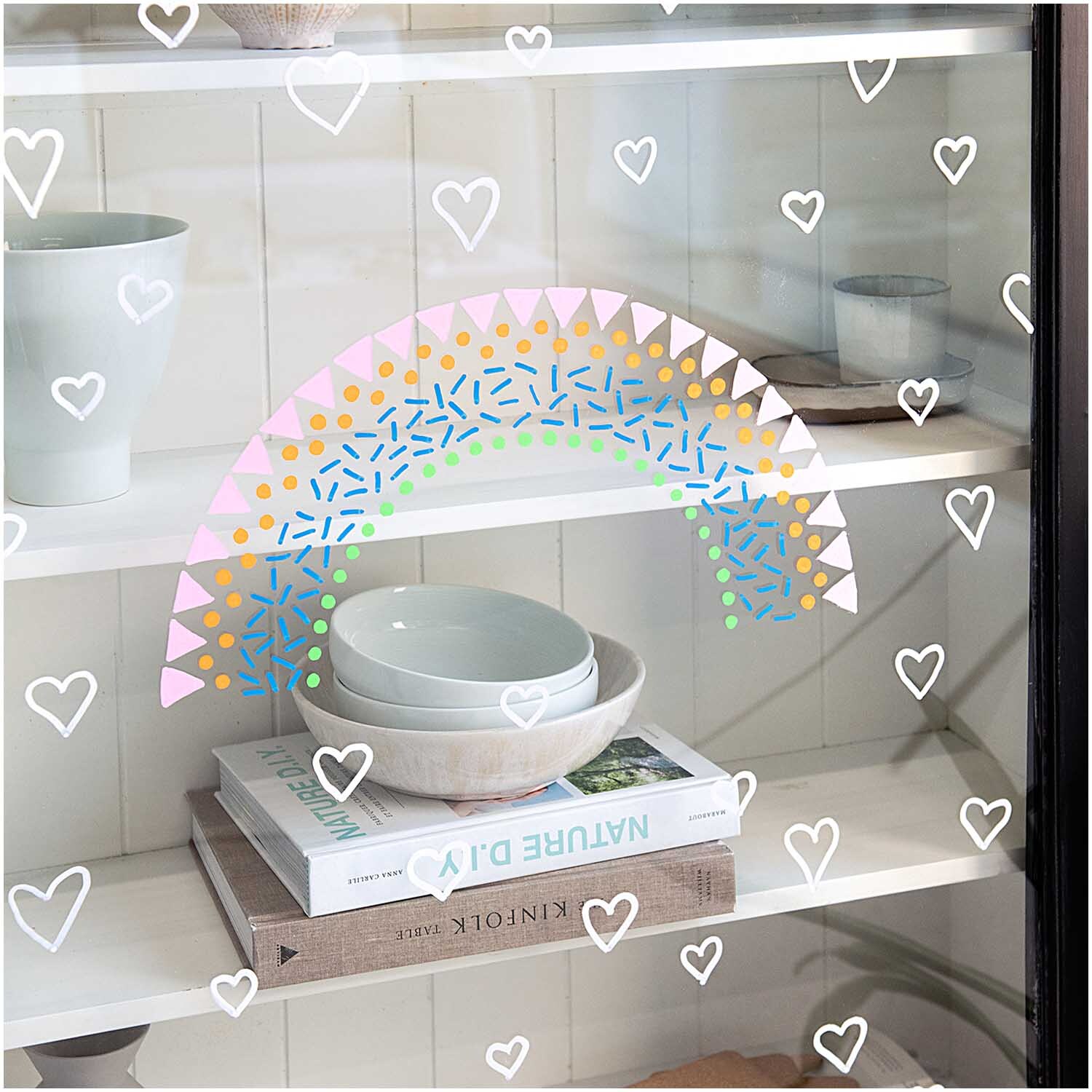 Kreidestifte Flüssigkreide Set: Ein Regenbogen aus Flüssigkreide auf Glas, dekoriert mit Herzen. Ideal für kreative Designs.