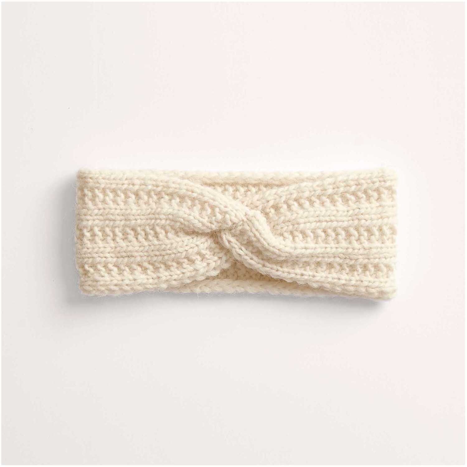 Strickset Stirnband Modell 12 aus weichem, cremefarbenem Garn mit elegantem Knoten-Design. Ideal für kalte Wintertage.