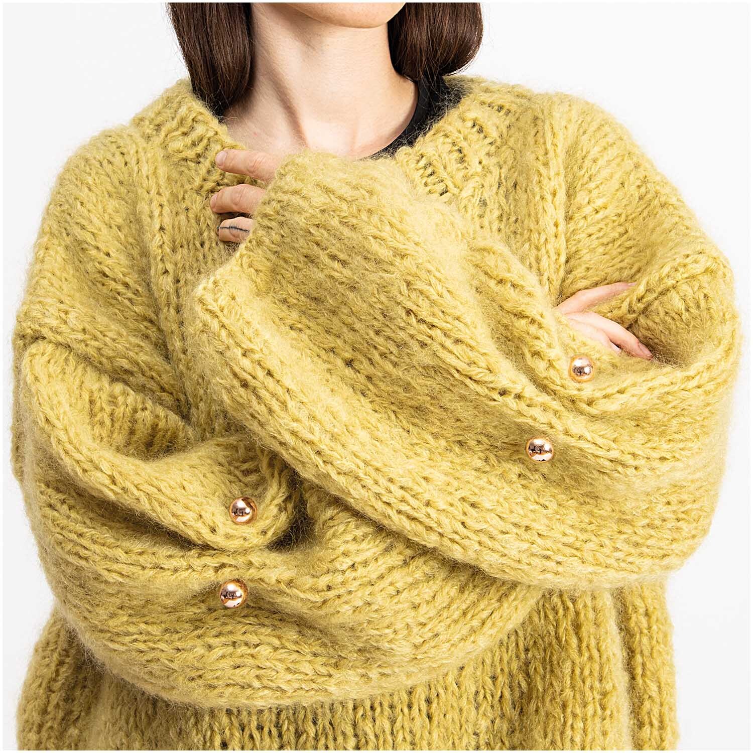Zwei-Perlen-Pin 65mm an einem gelben Strickpullover von Rico Design, getragen von einer Person.