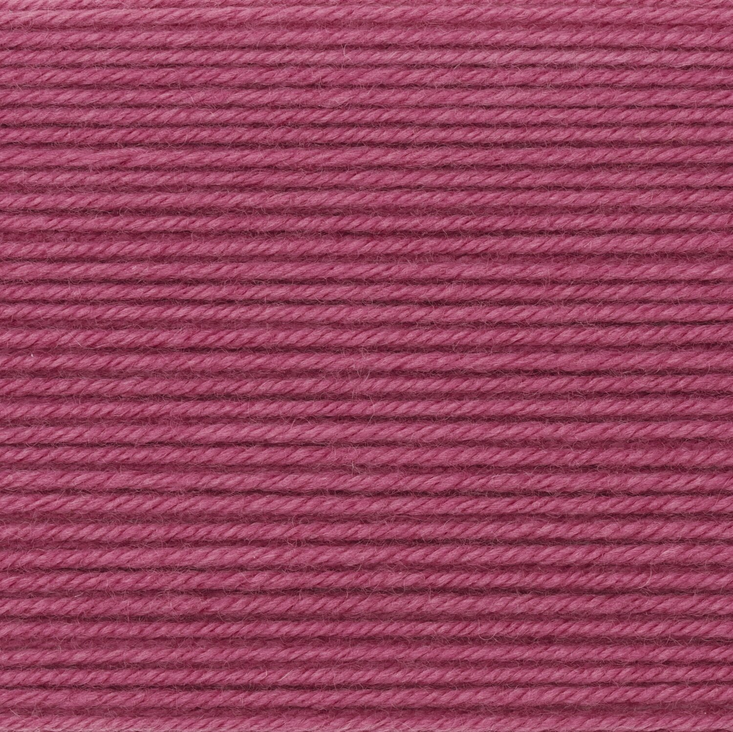 Essentials Merino dk, Strickgarn von Rico Design in kräftigem Orchidee-Ton, detailreiche Nahaufnahme der weichen Wollstruktur, Knäuelgröße 50g 110m